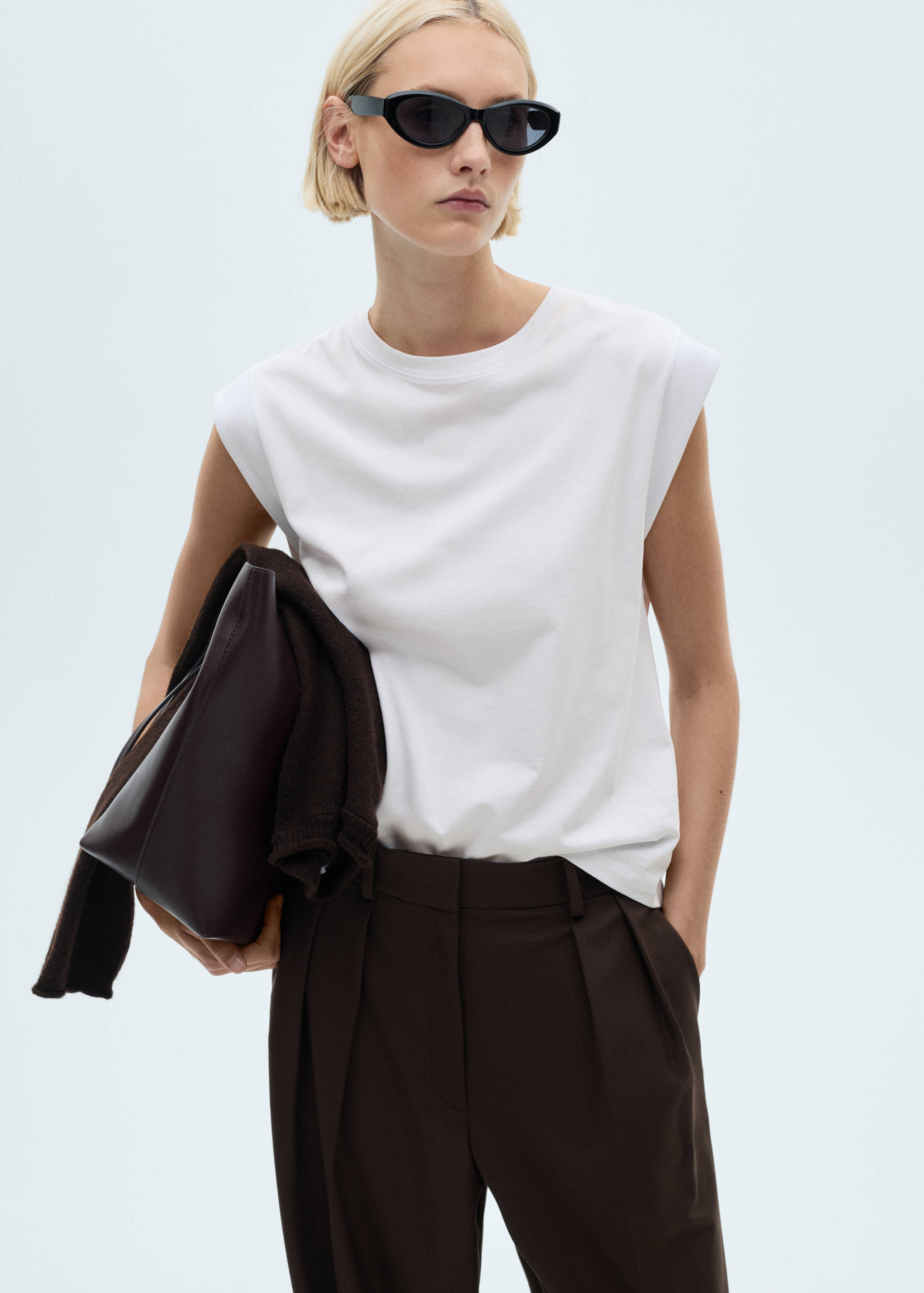 Футболка из хлопка - Средний план