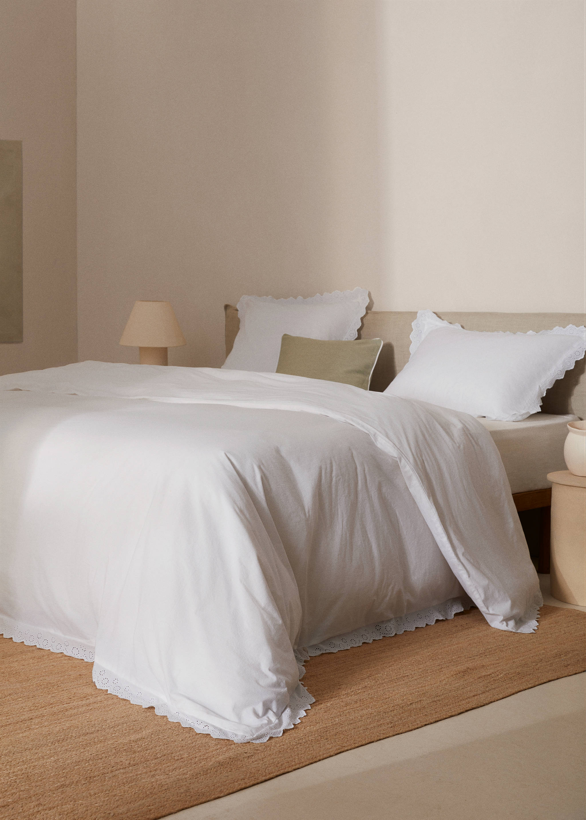 Cotton duvet cover with embroidered flounces for king bed - General plane