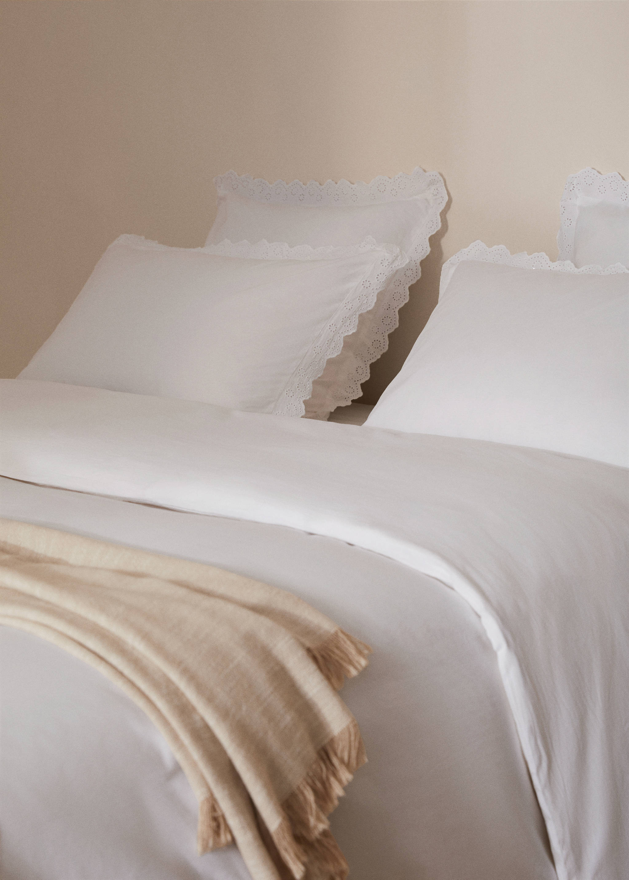 Cotton duvet cover with embroidered flounces for king bed - Details of the article 8