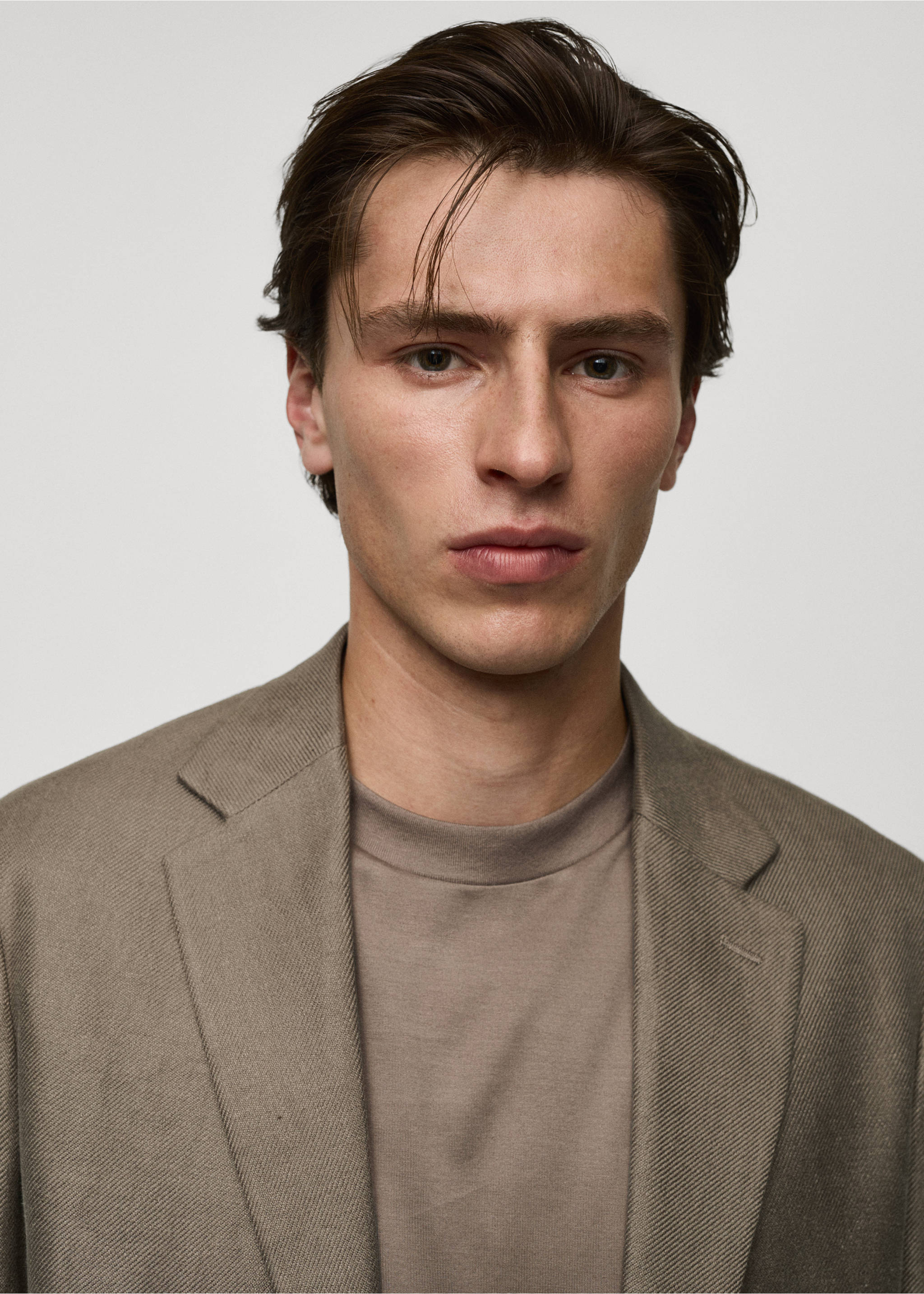 100% linen slim fit blazer - Details of the article 1, Khaki. Ref: 77032536-00.