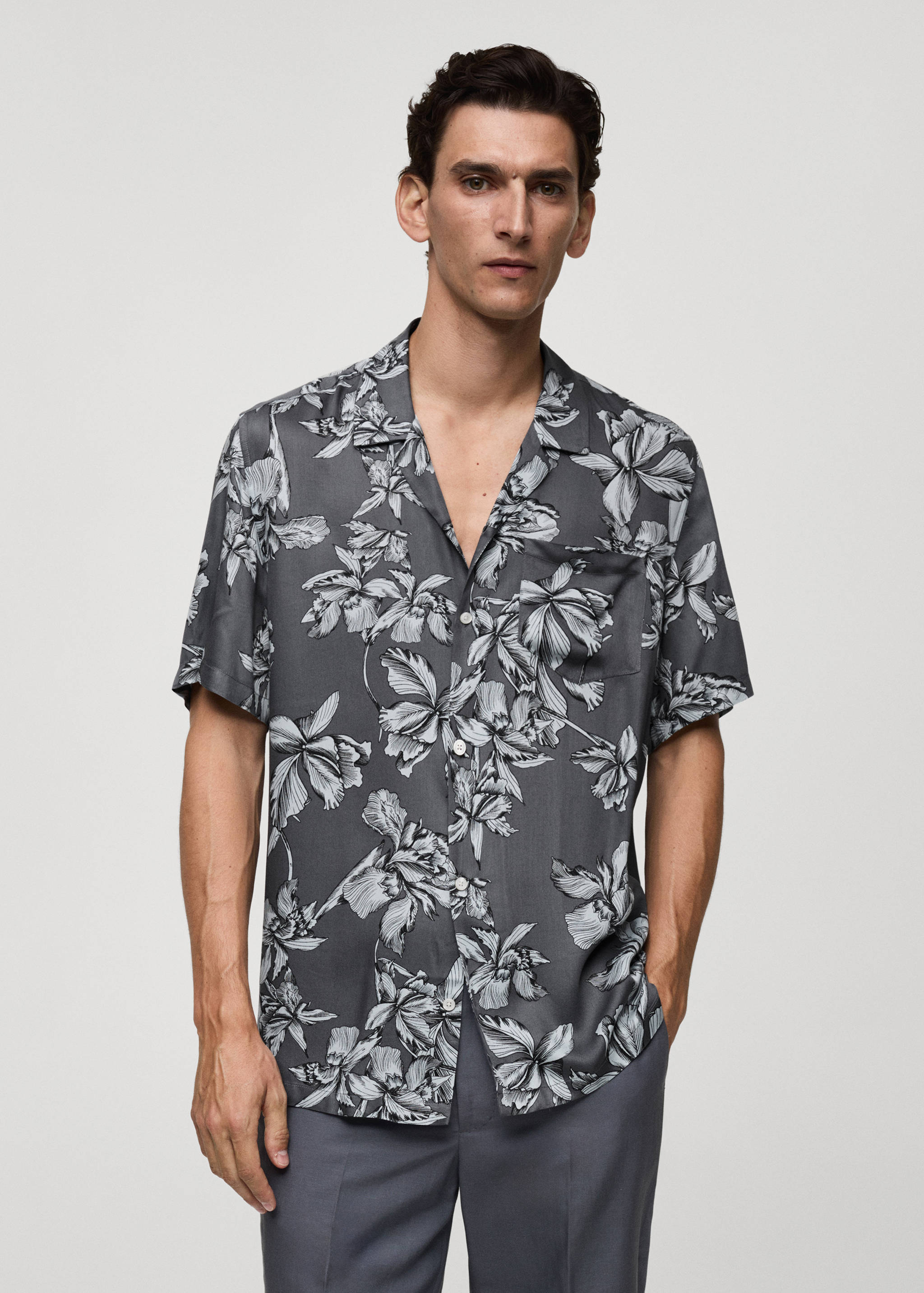 Camisa regular fit estampado hawaiano - Plano medio