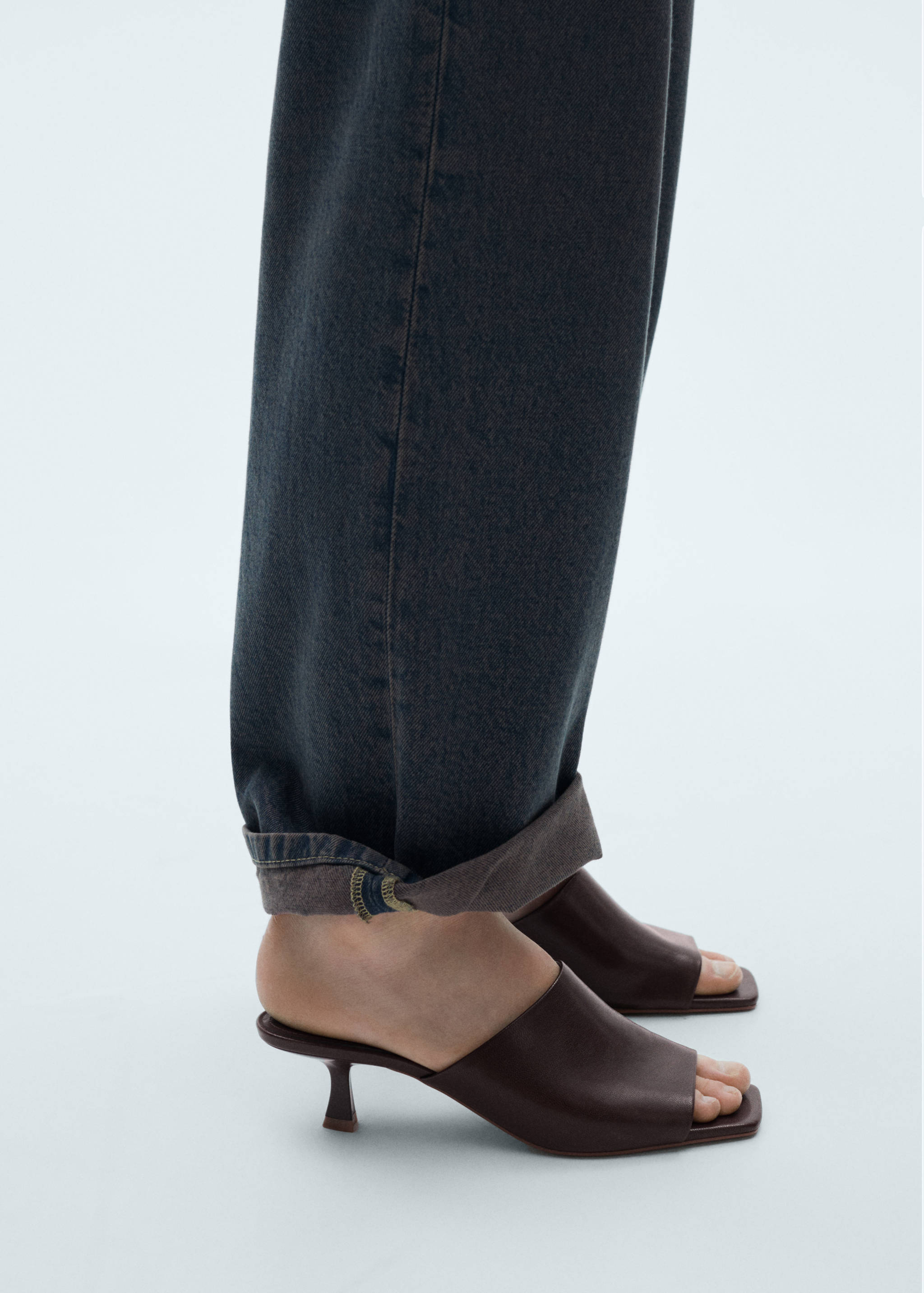 Ledersandale mit Kittenabsatz - Detail des Artikels 9