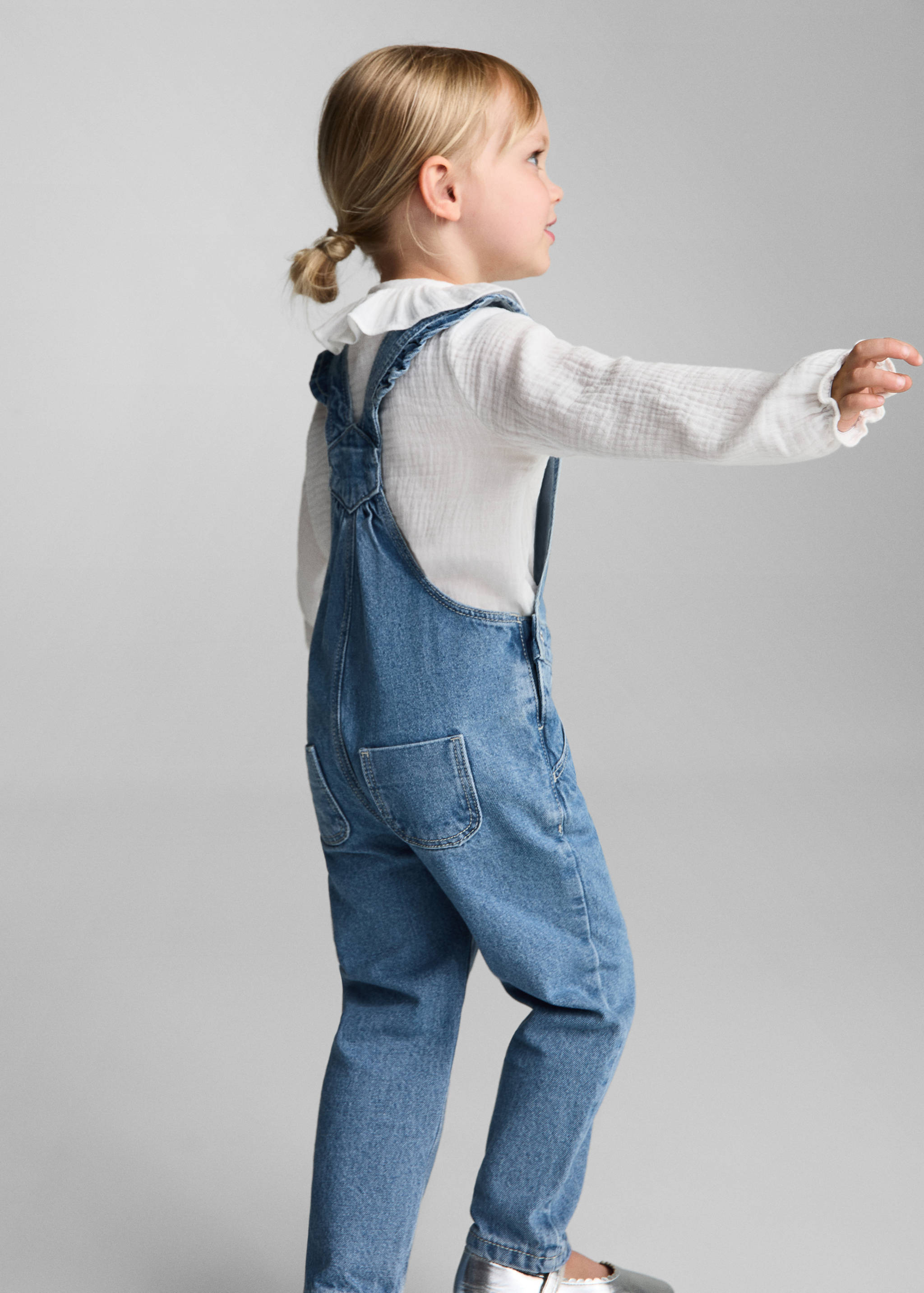 Jeans-Latzhose mit Rüschen - Rückseite des Artikels