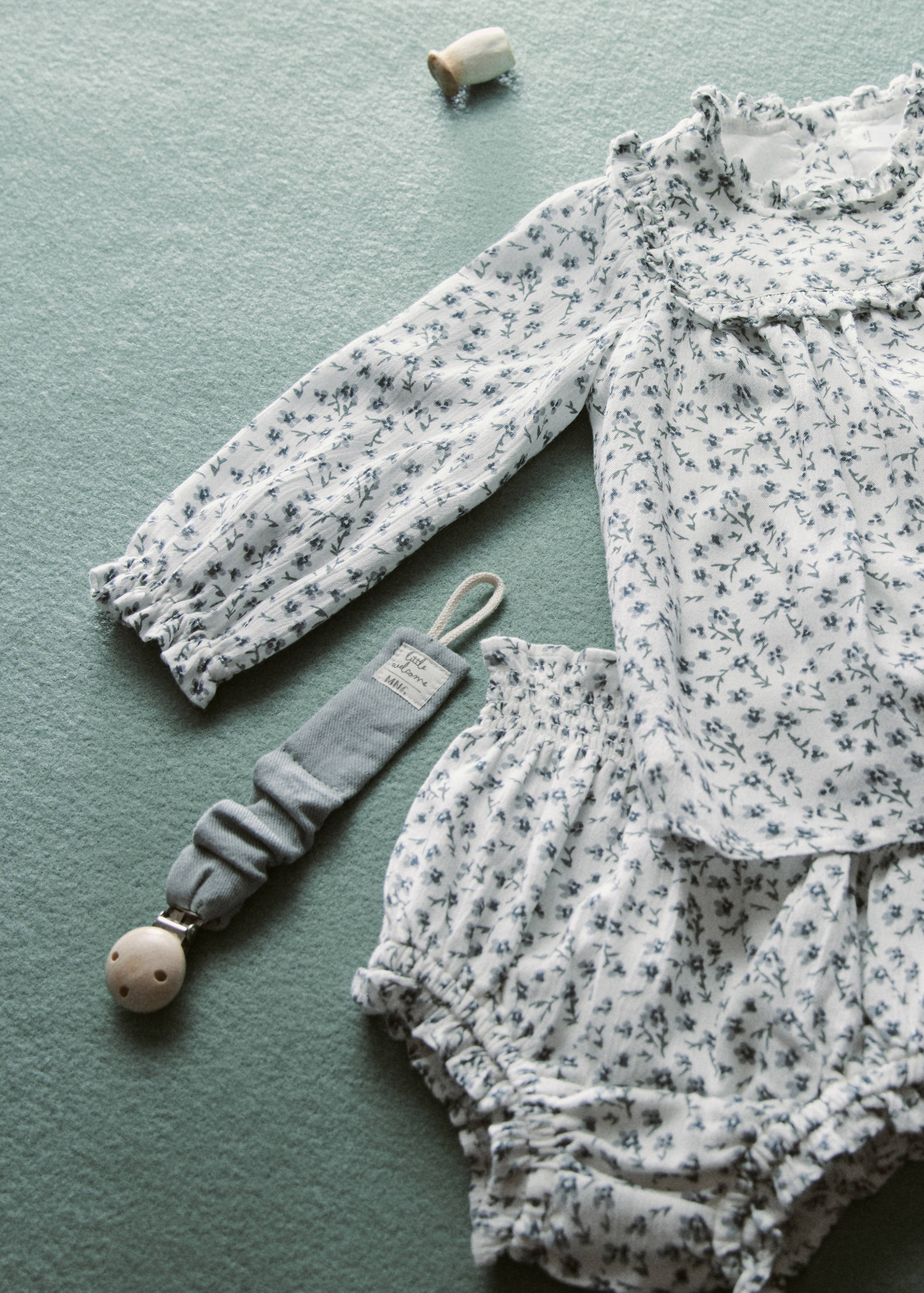 Pacifier holder brooch - General plane