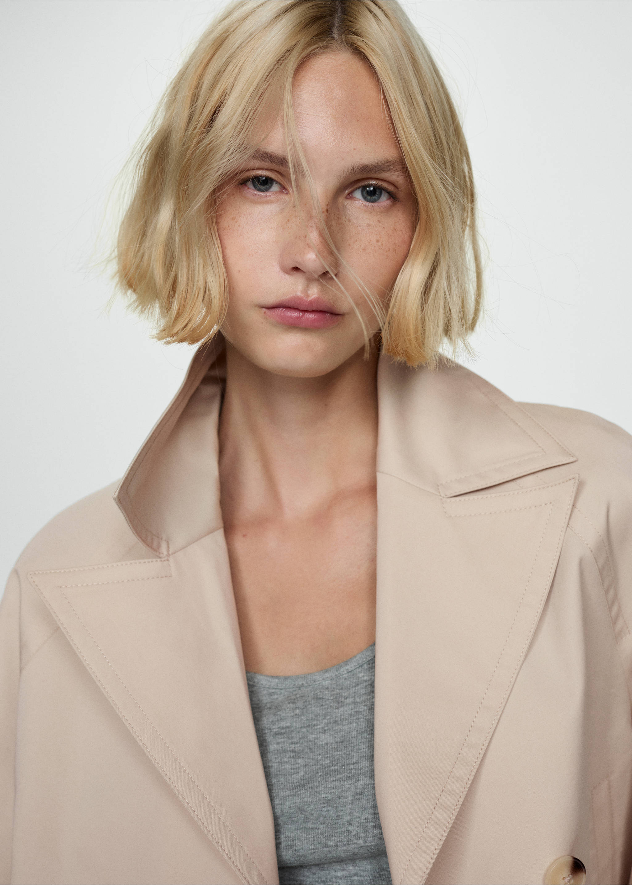 Double-breasted cropped trench coat - Details of the article 1, Beige. Ref: 77034017-00.