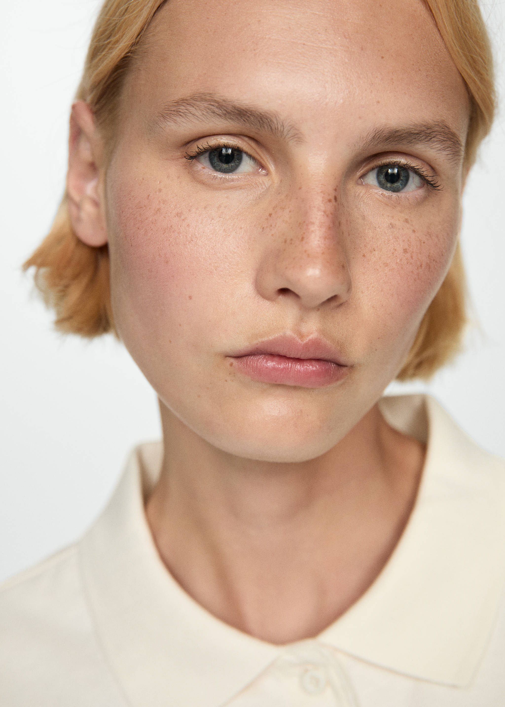 Cropped polo shirt with striped detail - Details of the article 1