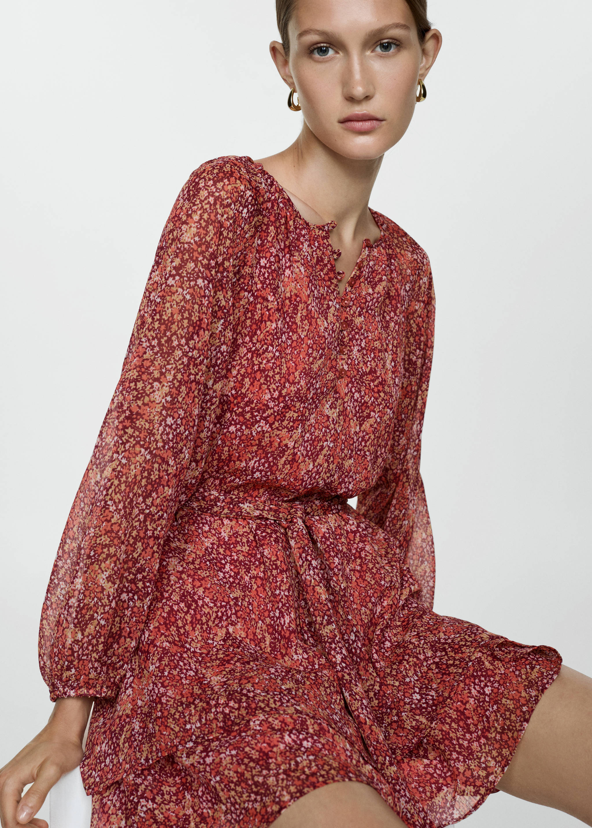 Robe courte en imprimé fleuri - Plan moyen