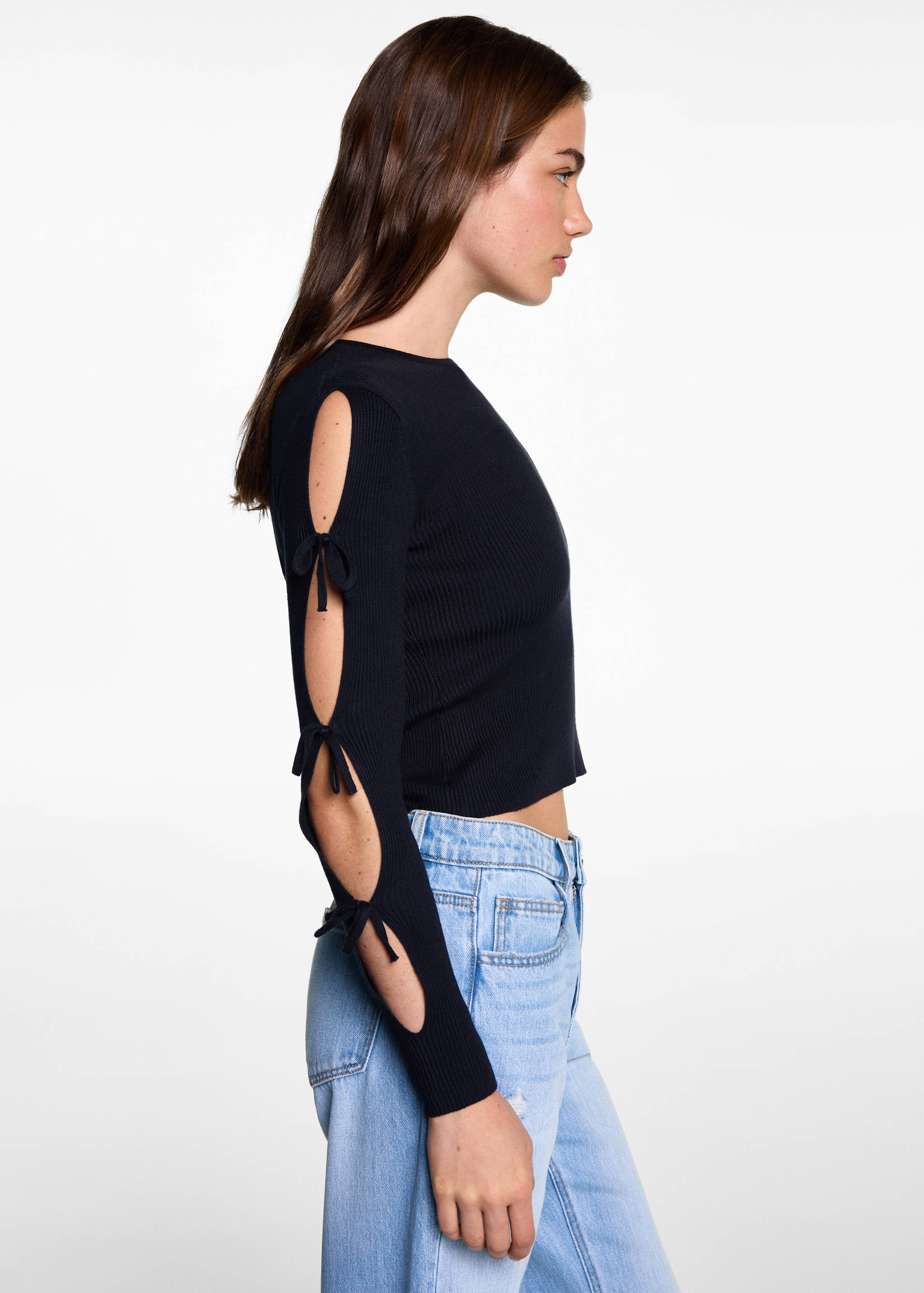 Sweater with bow openings - Plan moyen