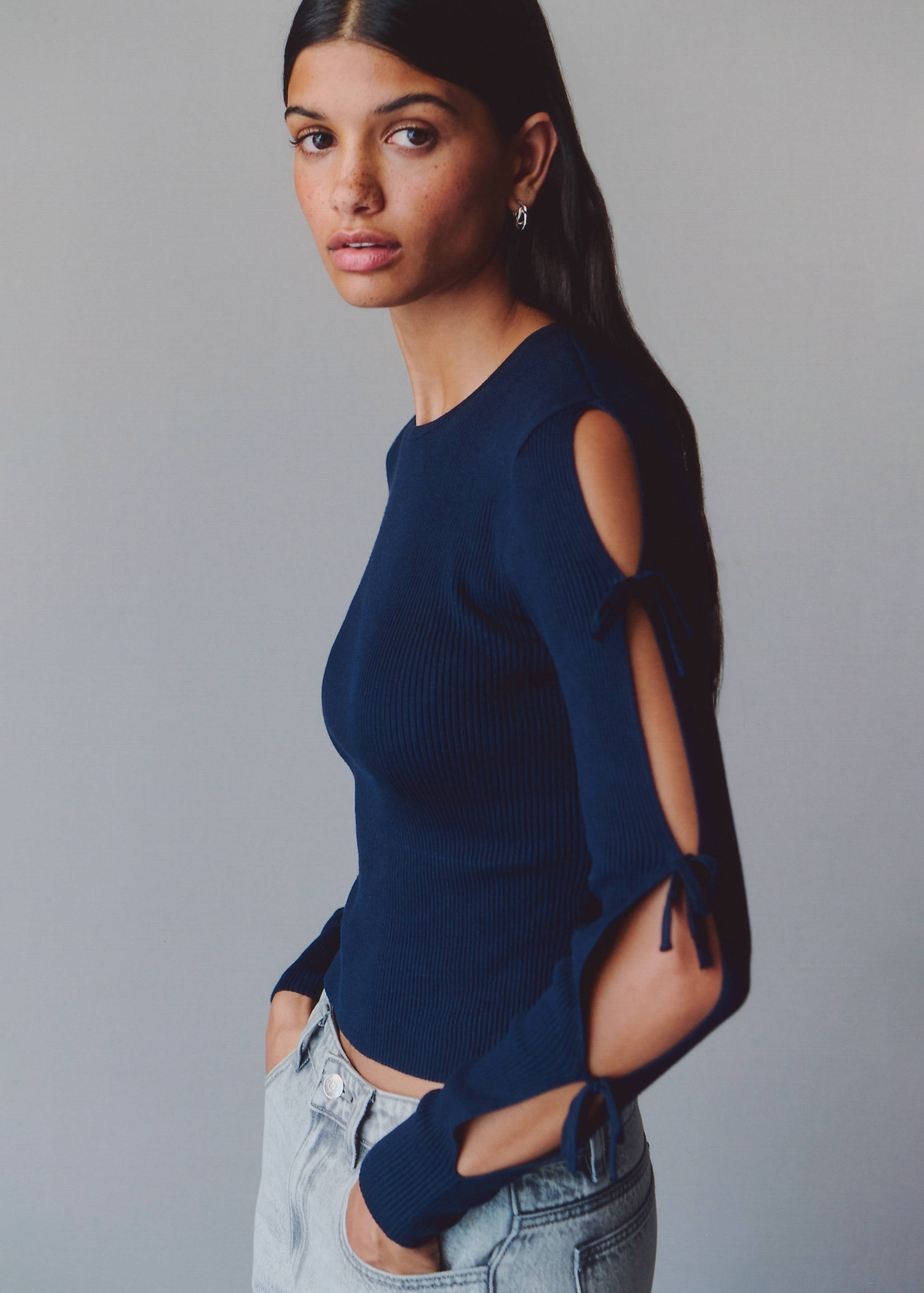 Sweater with bow openings - Détail de l'article 5