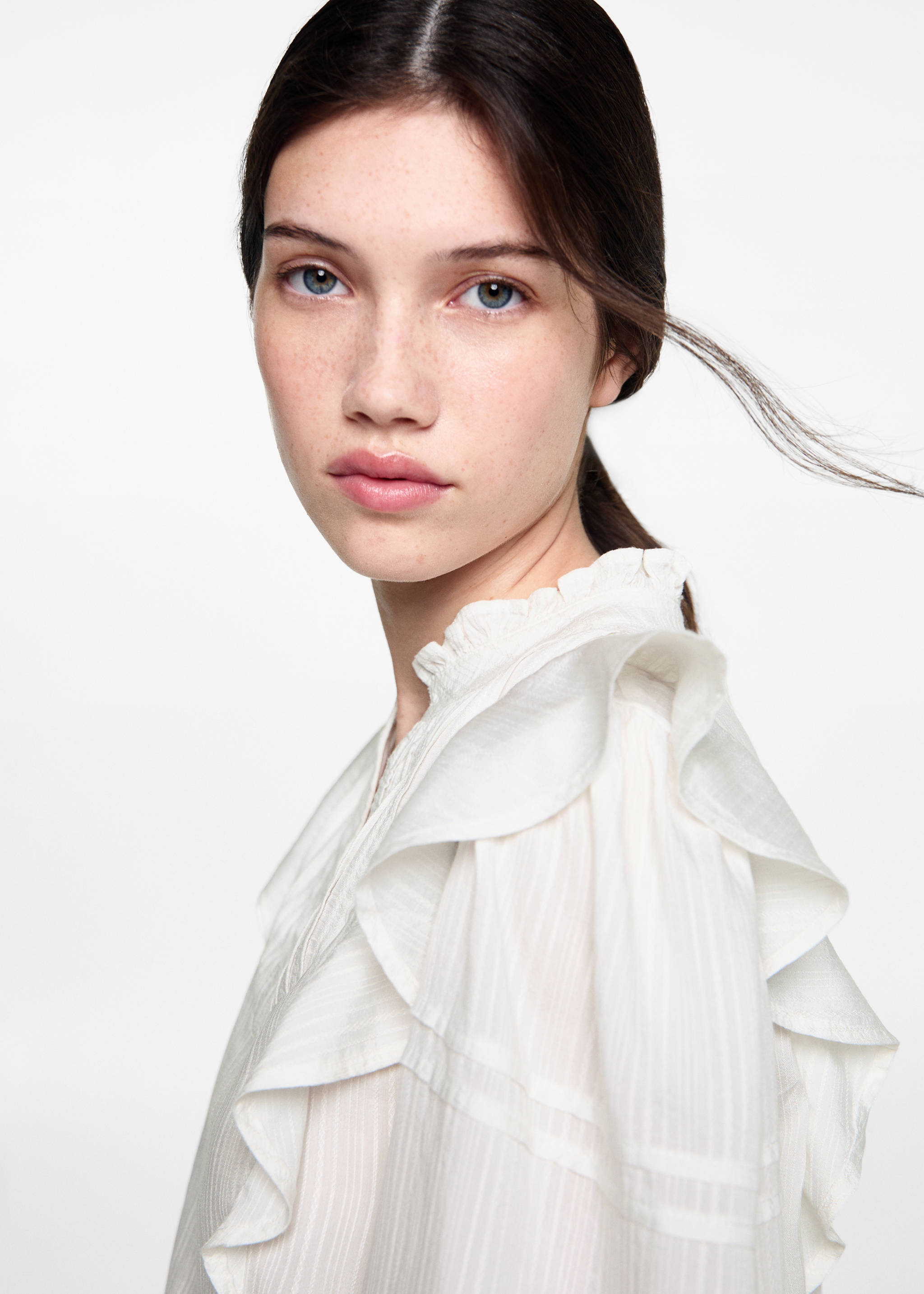 Blouse with pleat relief - Details of the article 1