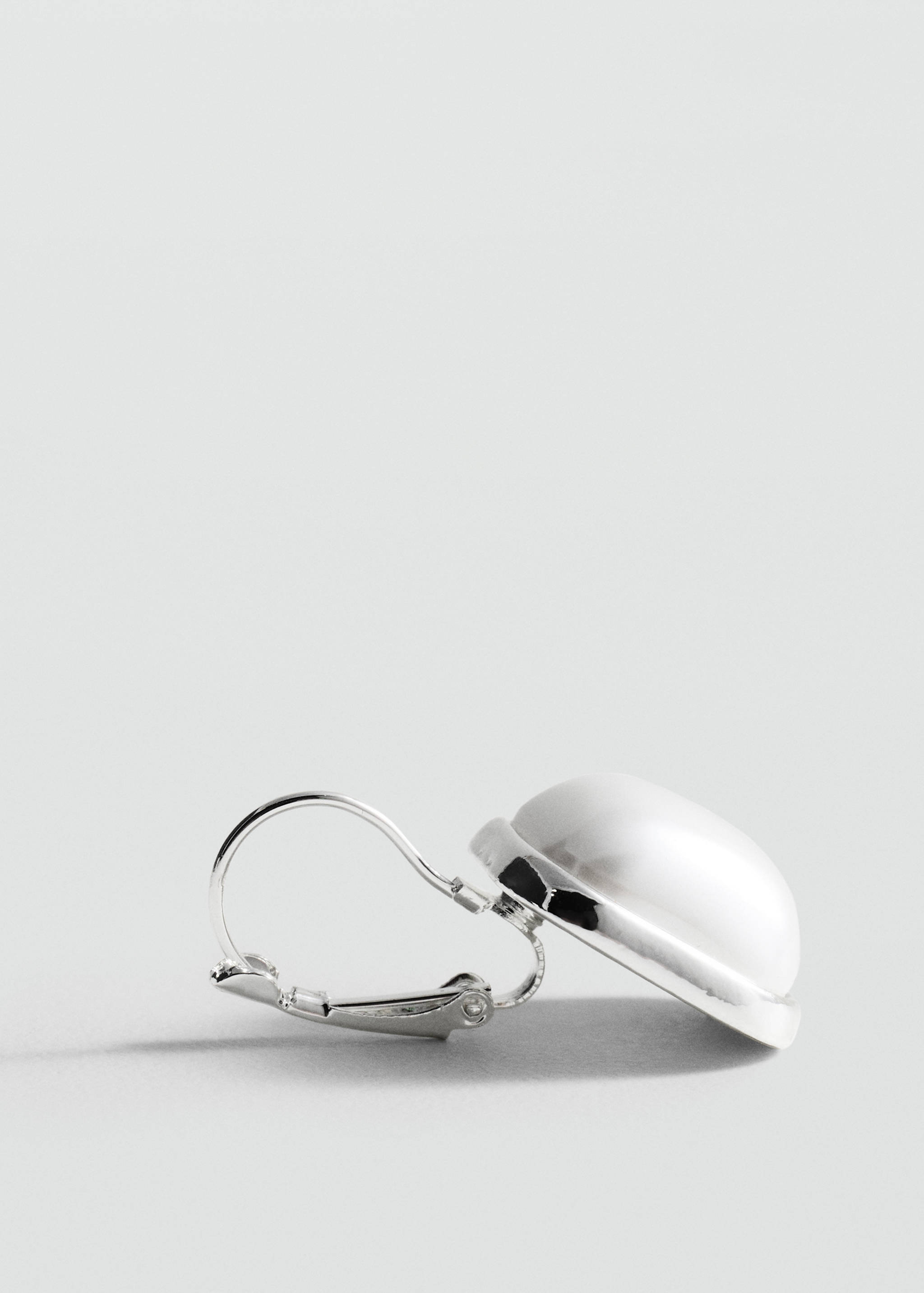 Геометрические серьги с бусинами - Средний план