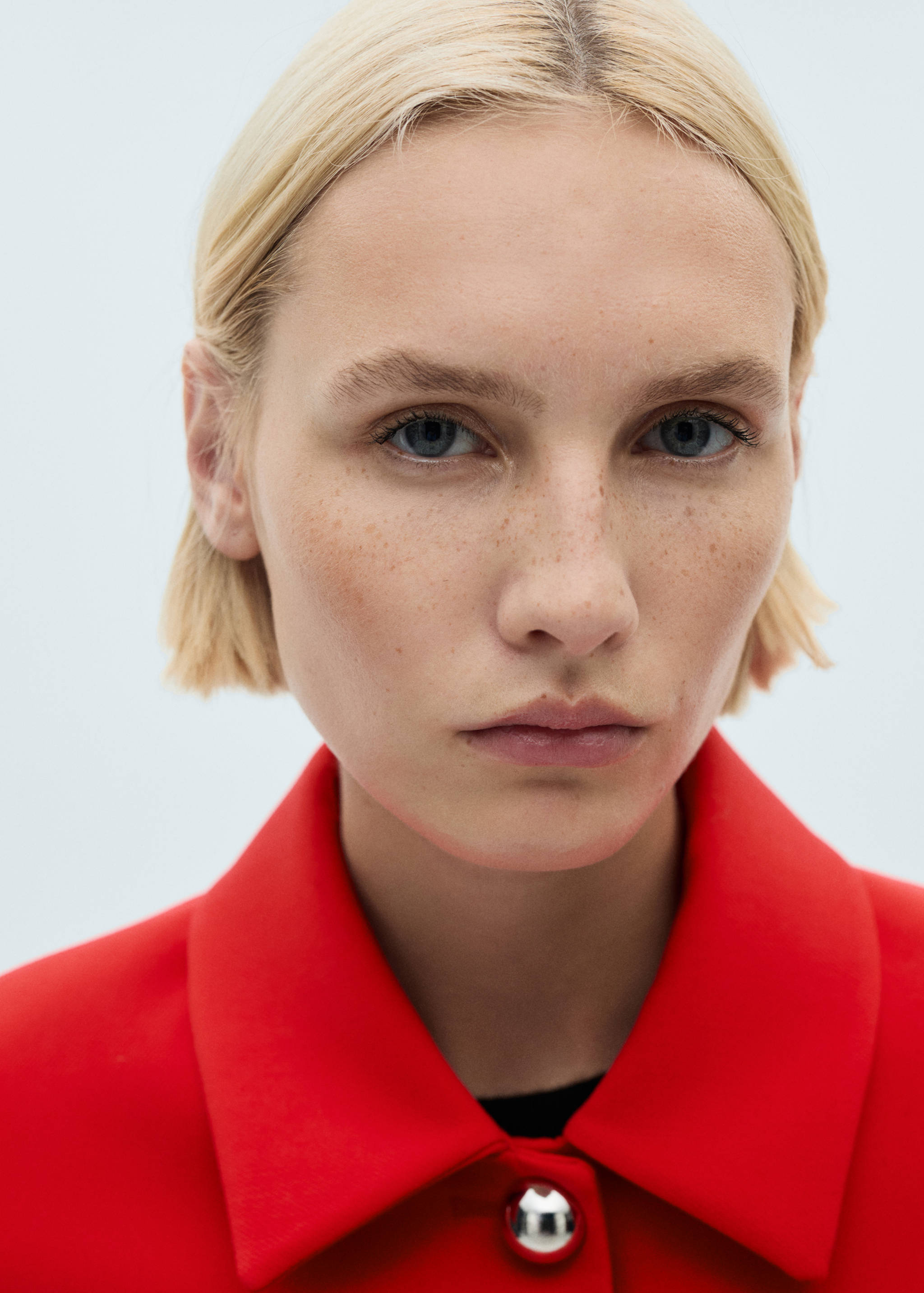 Buttoned cropped jacket - Details of the article 1