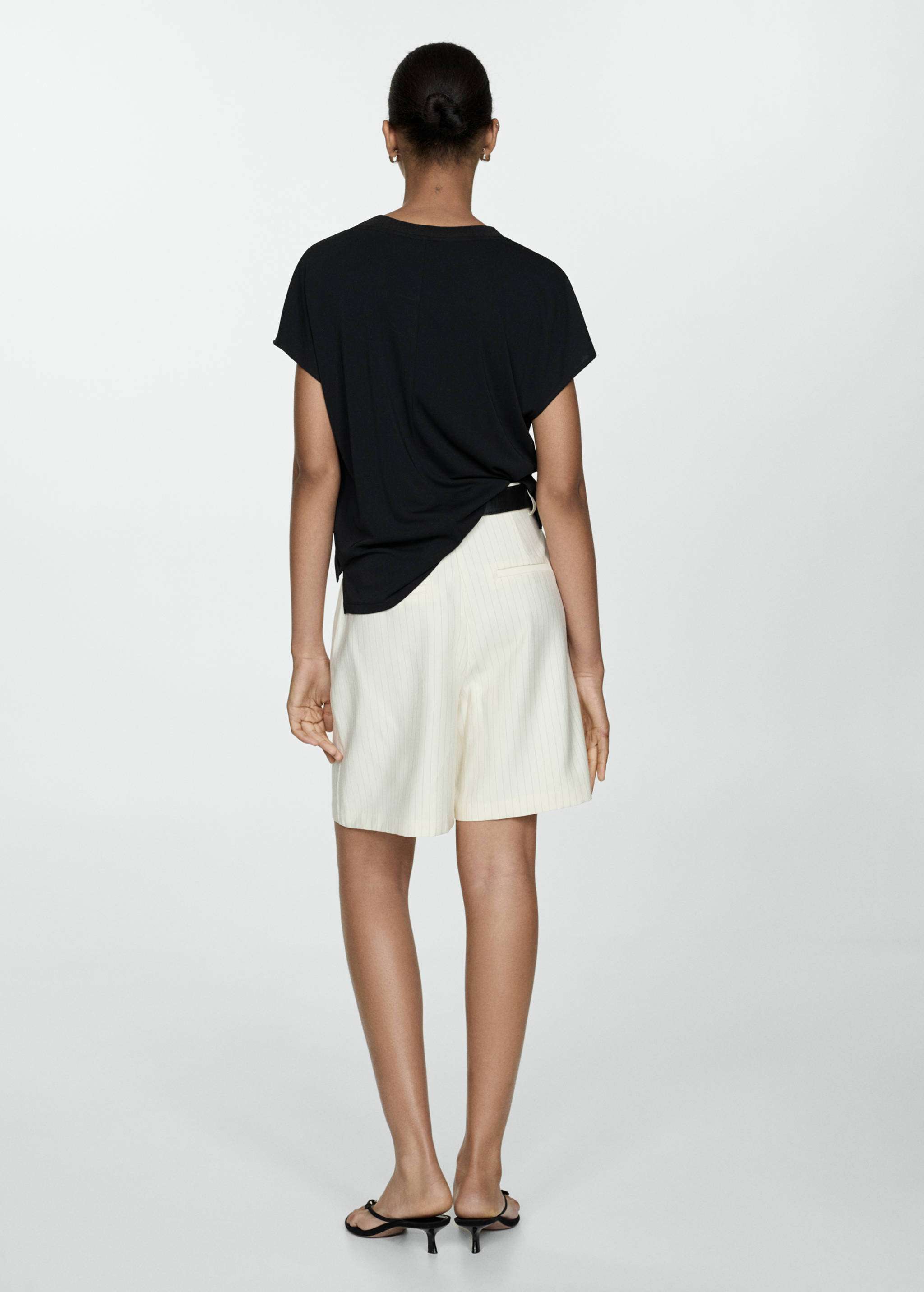 V-neck T-shirt - Reverse of the article