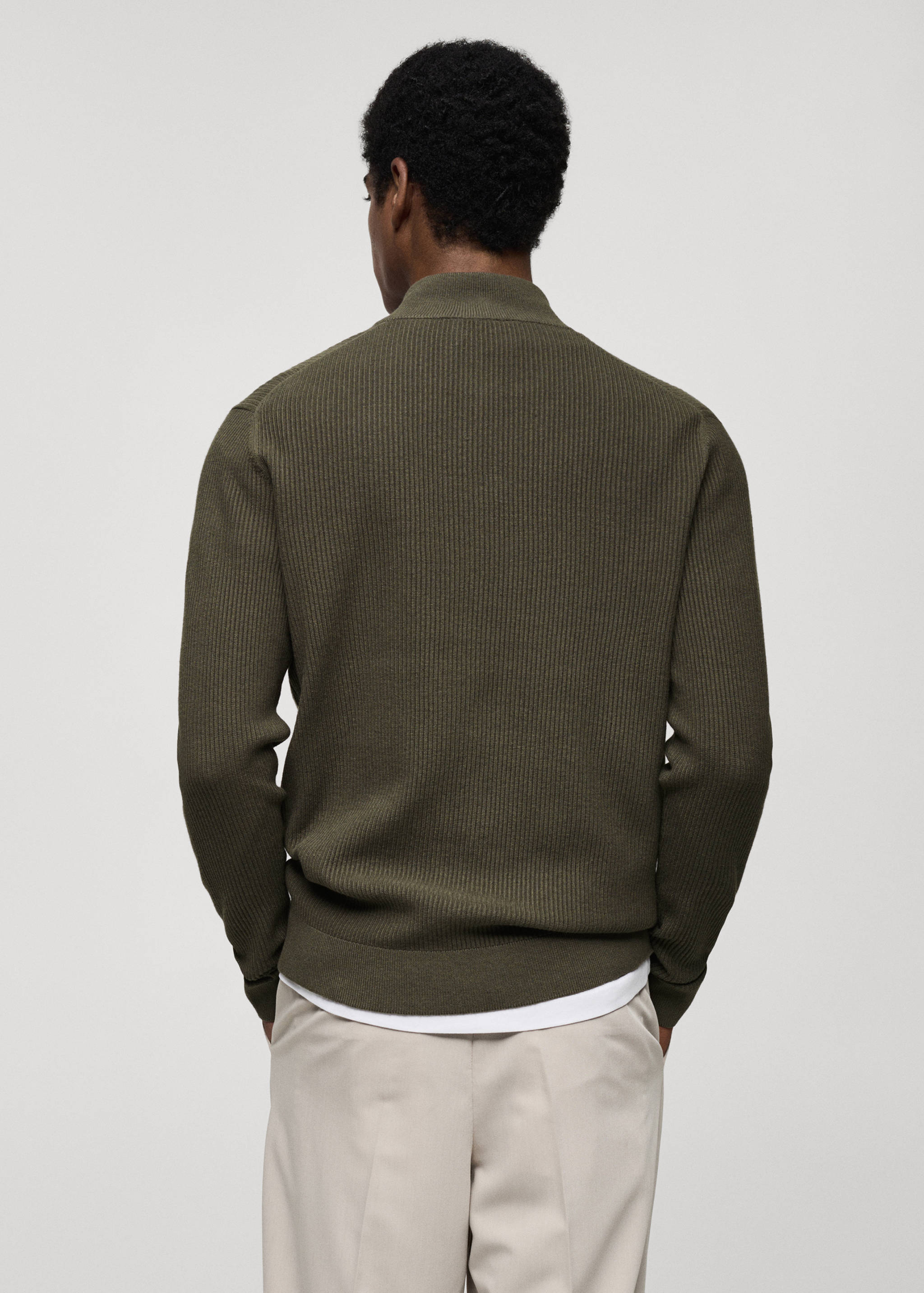 Gerippter Pullover mit Zip-Kragen - Rückseite des Artikels