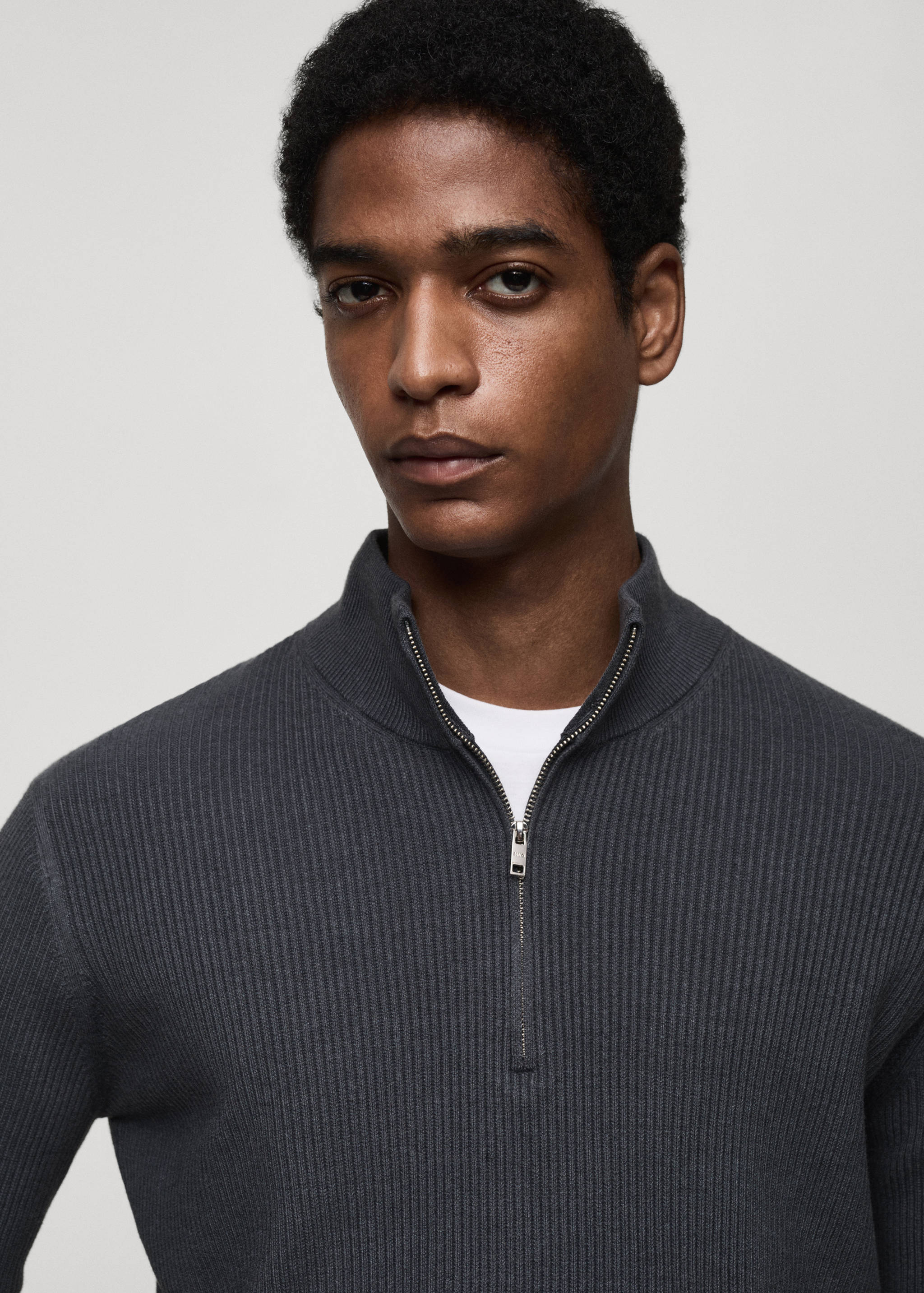 Gerippter Pullover mit Zip-Kragen - Detail des Artikels 1