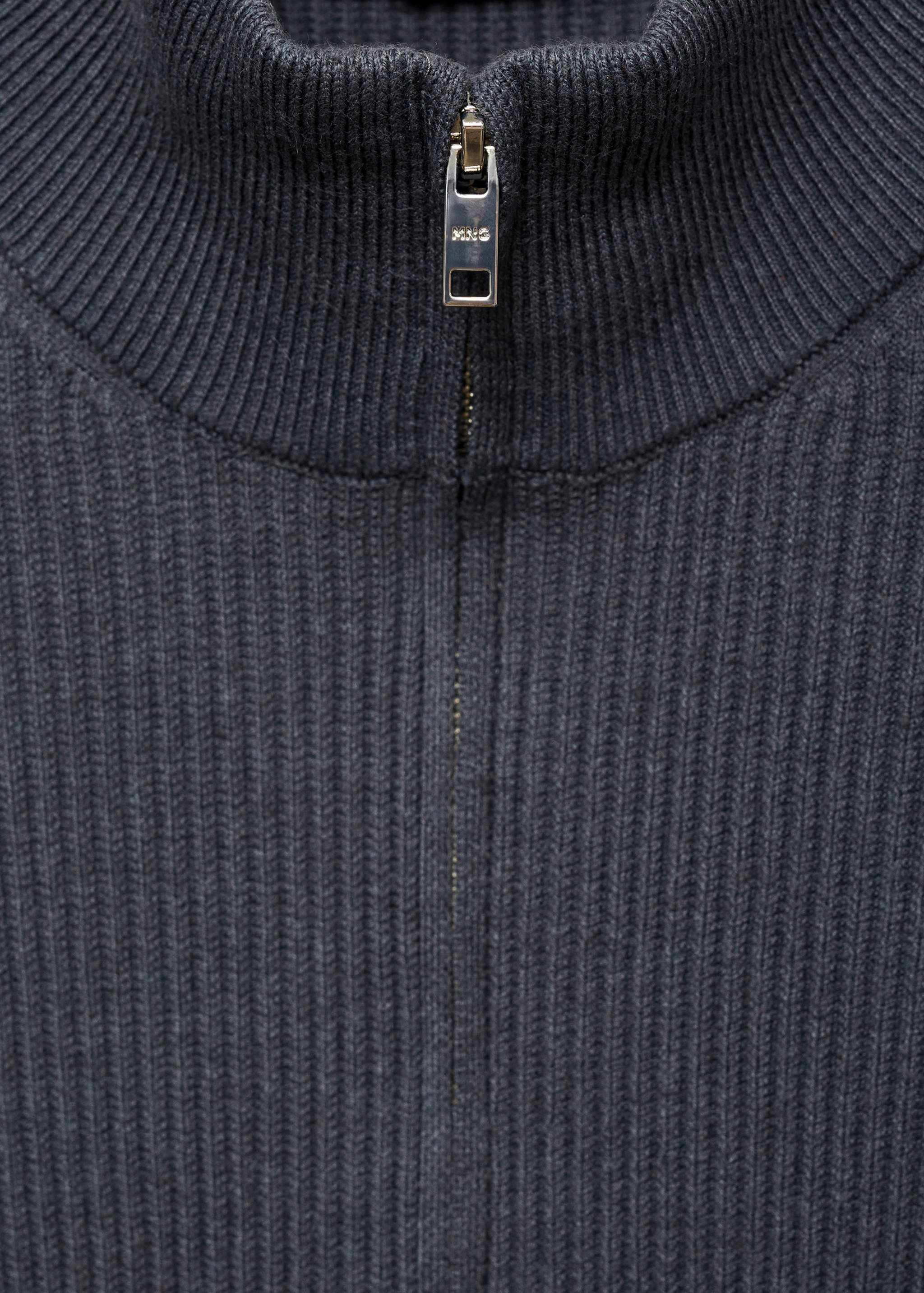 Gerippter Pullover mit Zip-Kragen - Detail des Artikels 8