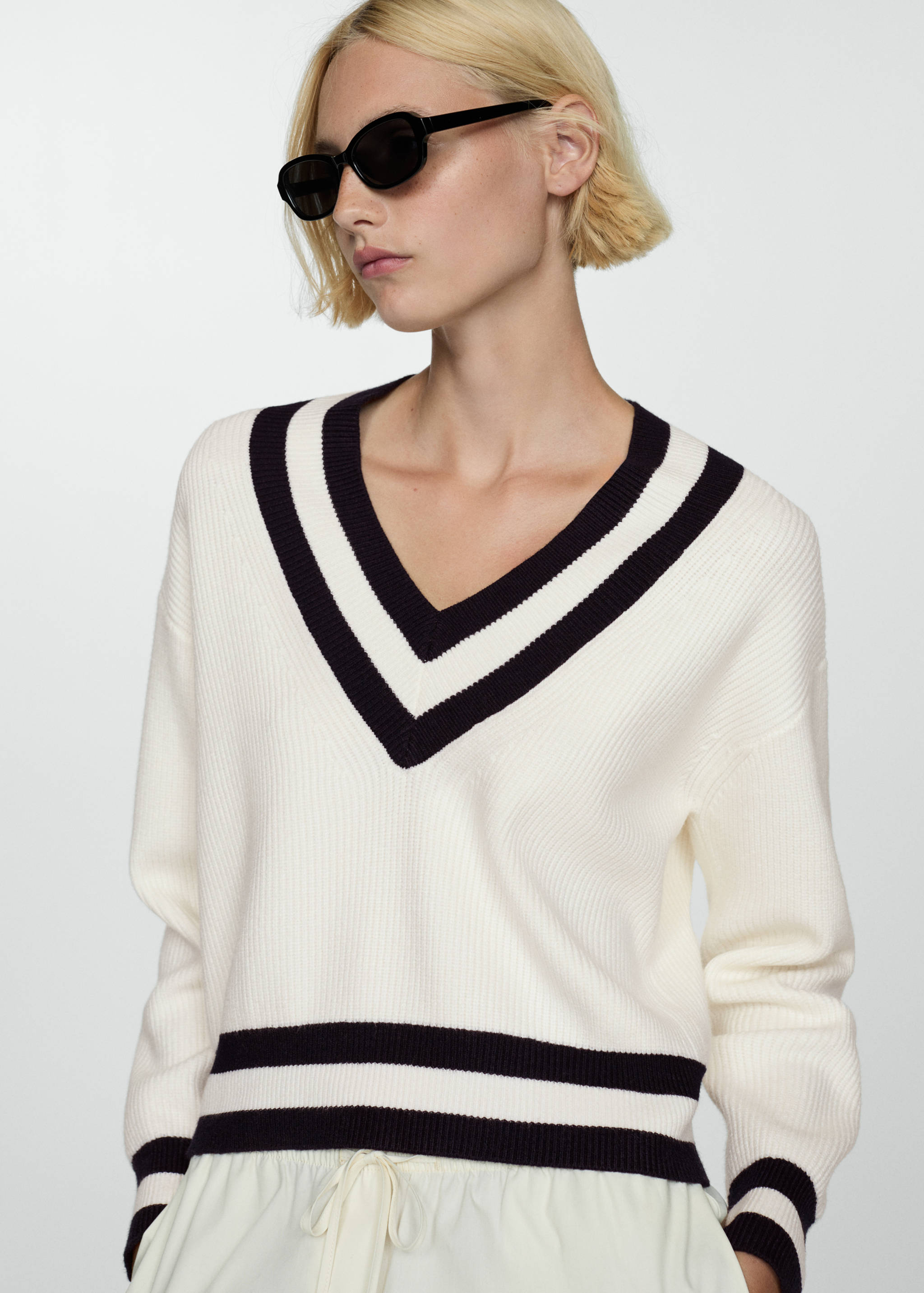 Contrasting V-neck sweater - Medium plane