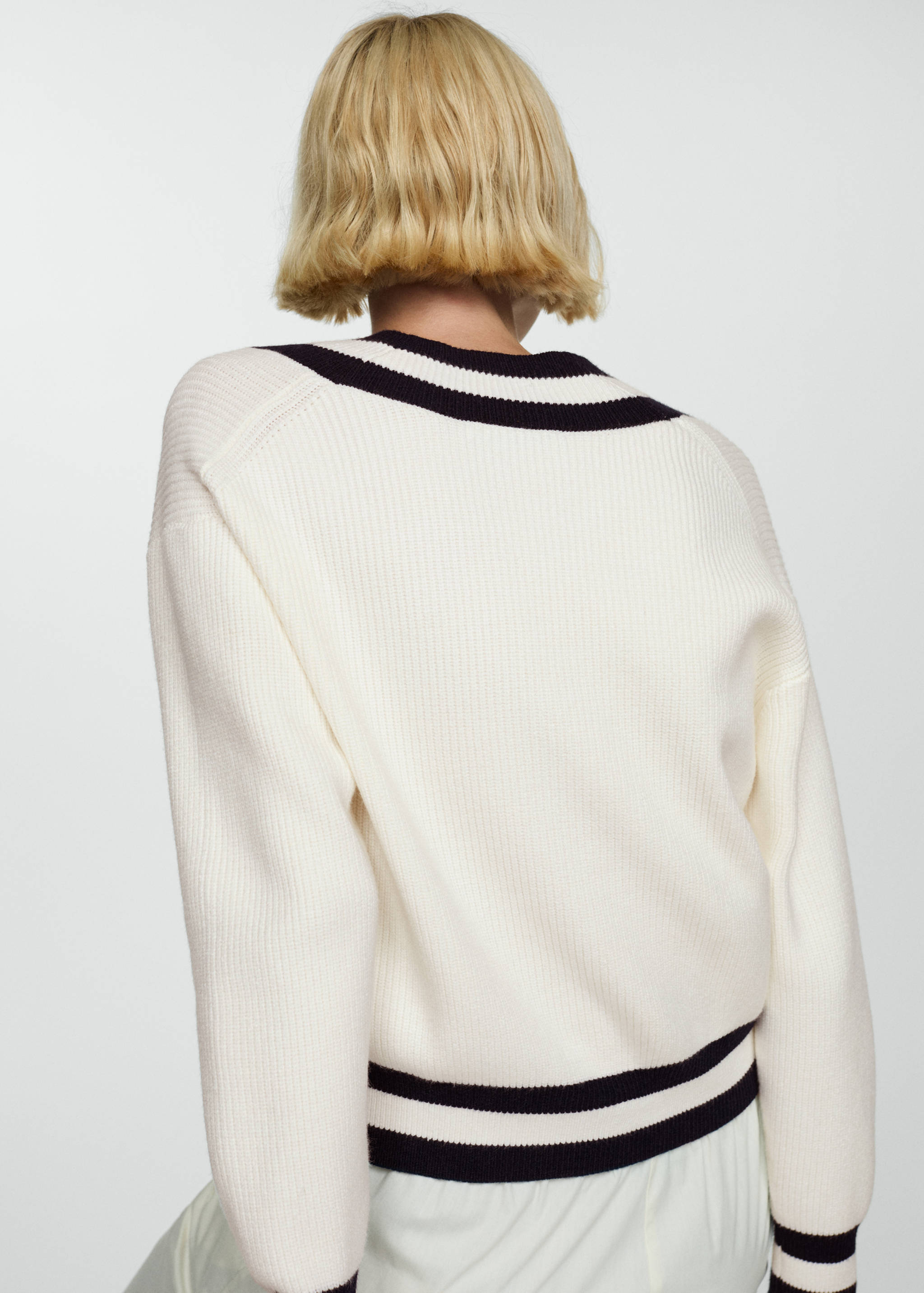 Contrasting V-neck sweater - Reverse of the article