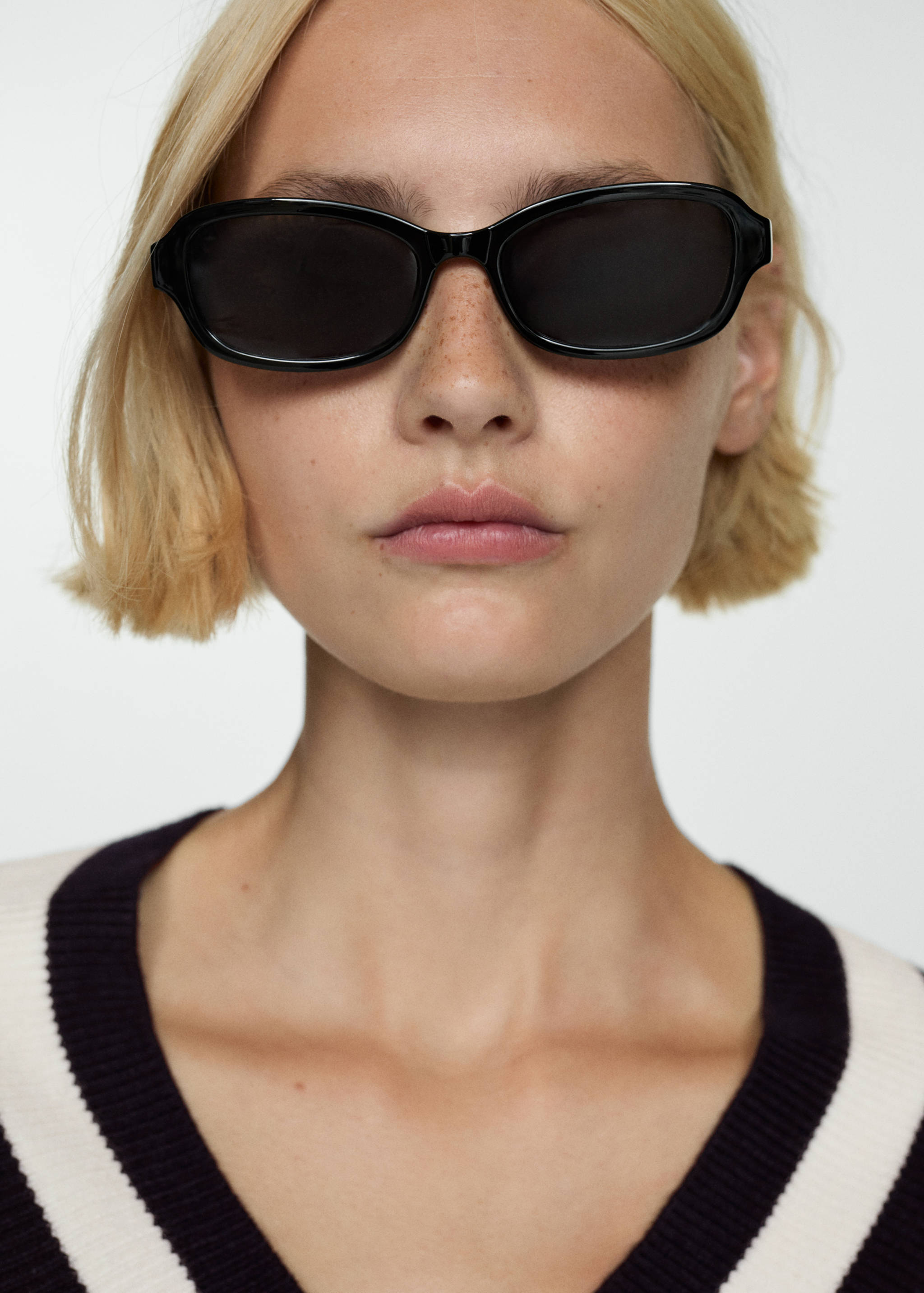 Contrasting V-neck sweater - Details of the article 1