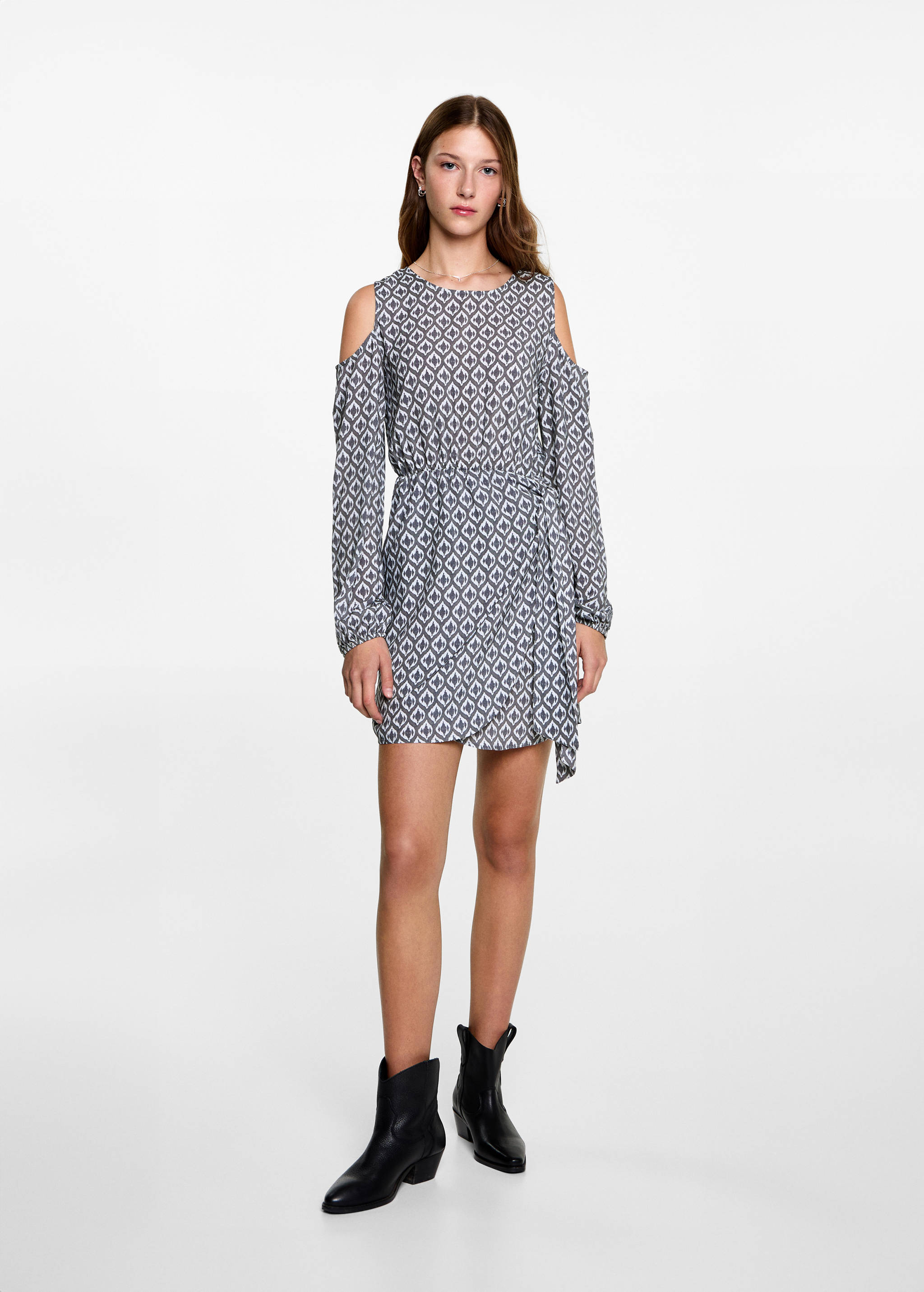 Off-shoulders dress - General plane