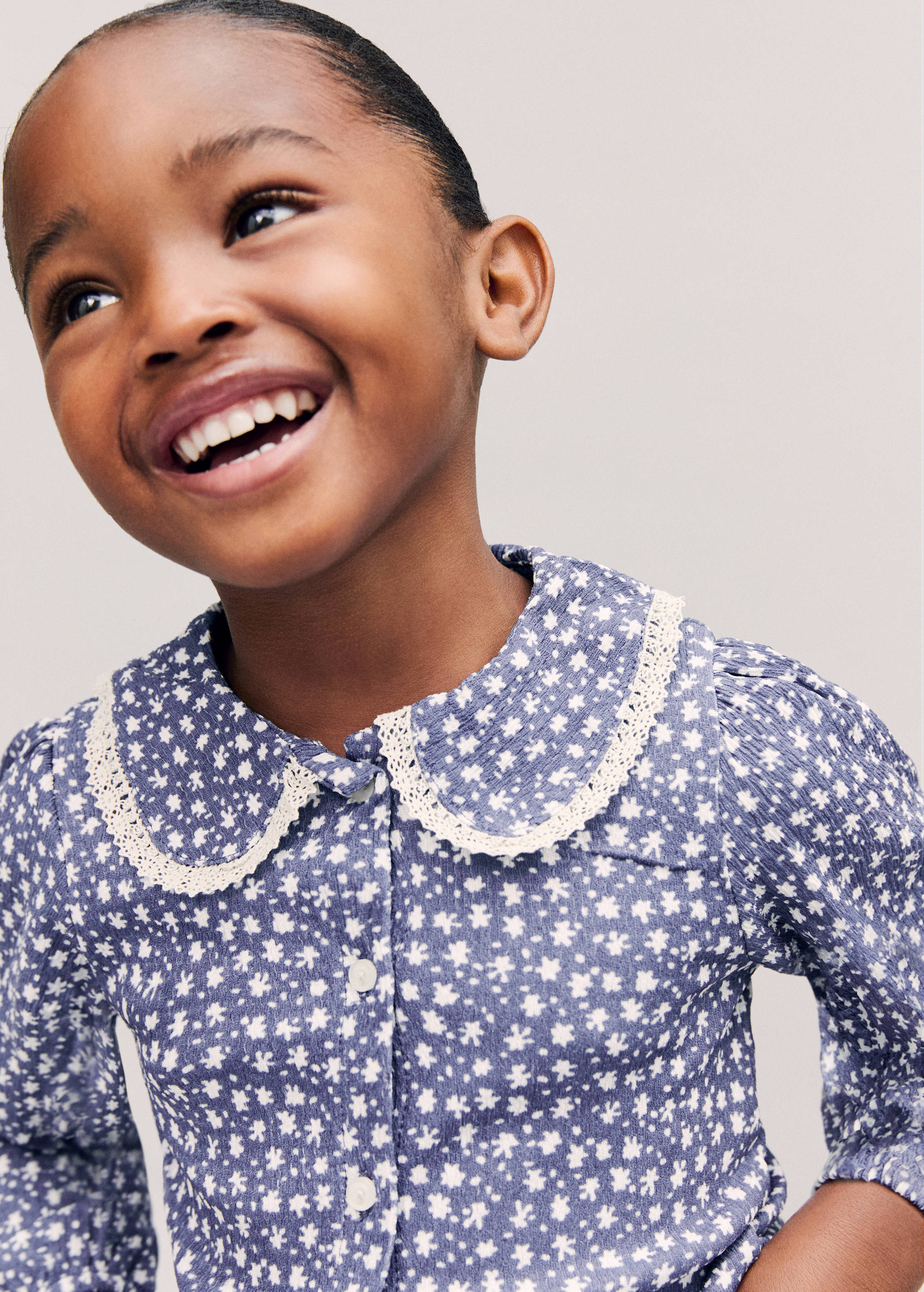 Printed blouse with babydoll collar - Details of the article 5