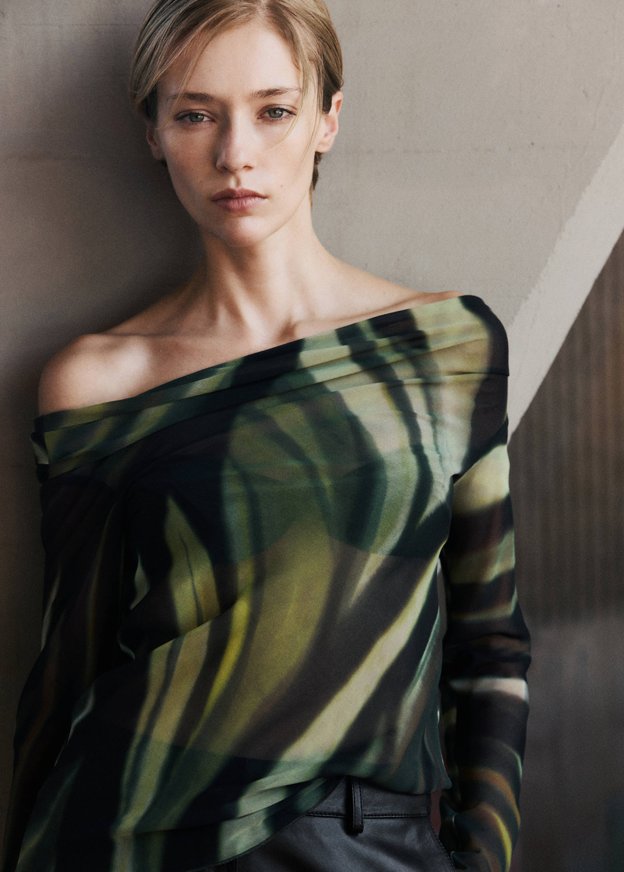 Semi-transparent printed blouse - Details of the article 6