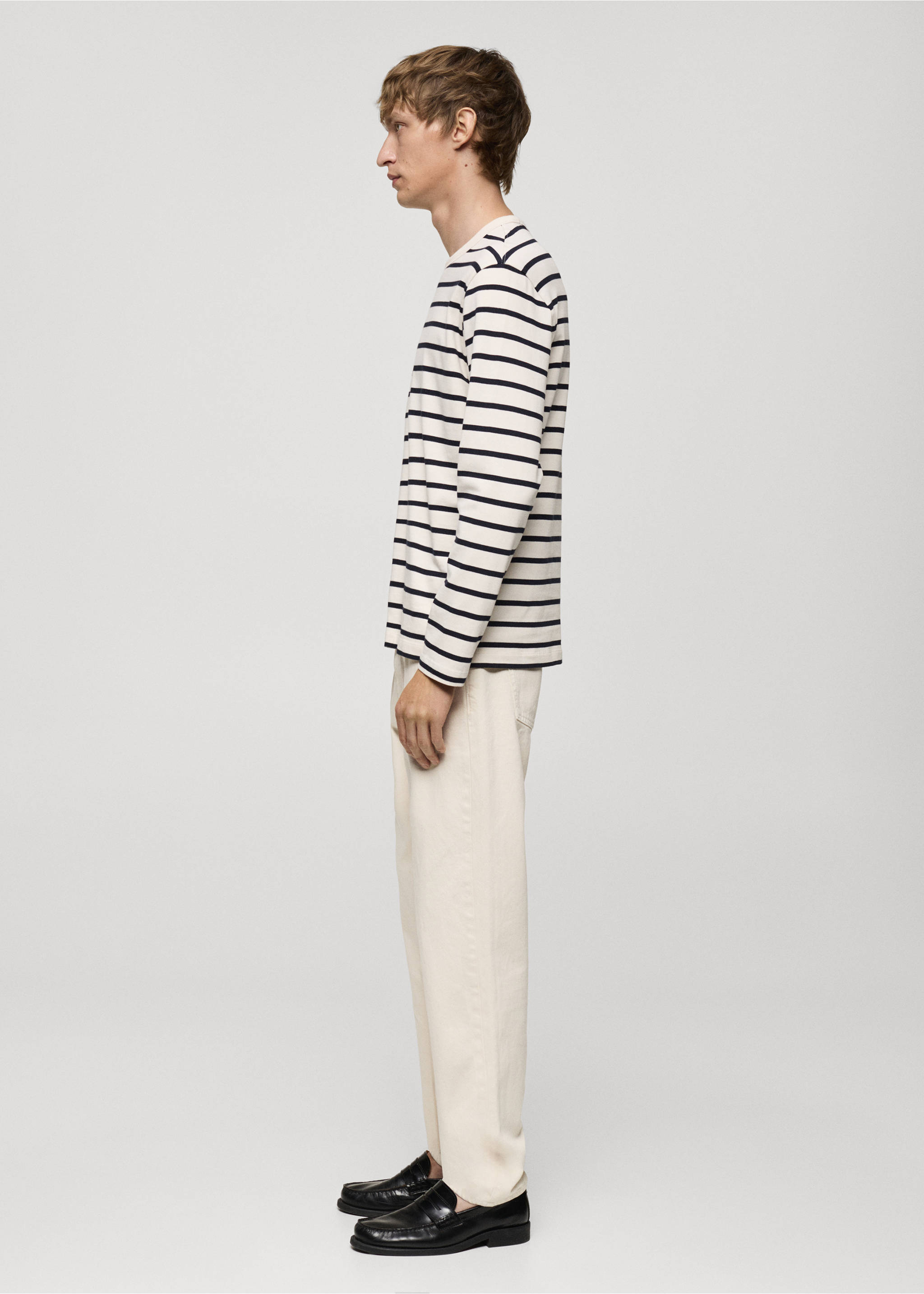 Long-sleeved t-shirt with navy blue and off-white stripes, worn in profile., Ecru. Ref: 77035975-00.