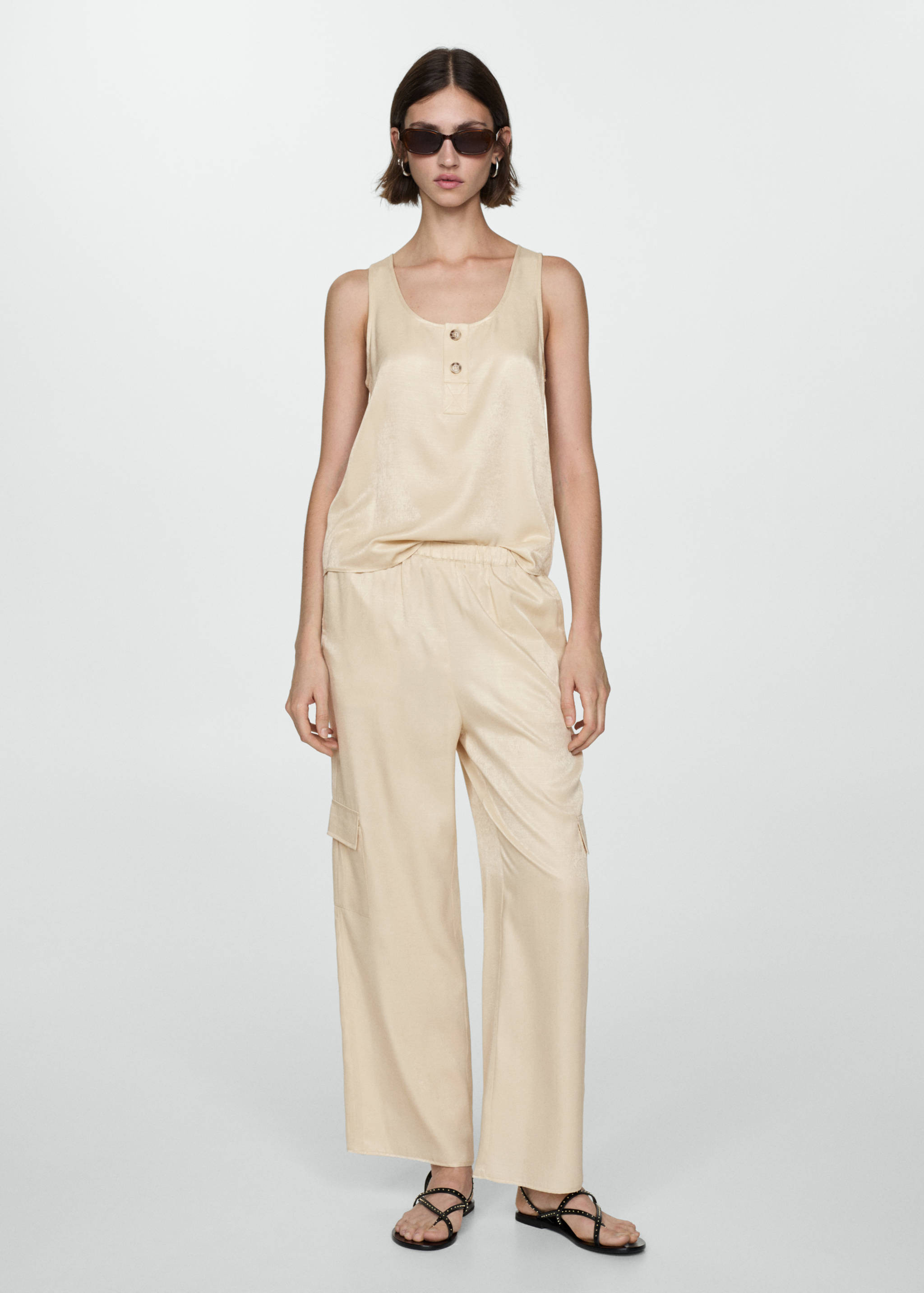 Straight trousers with cargo pockets - General plane