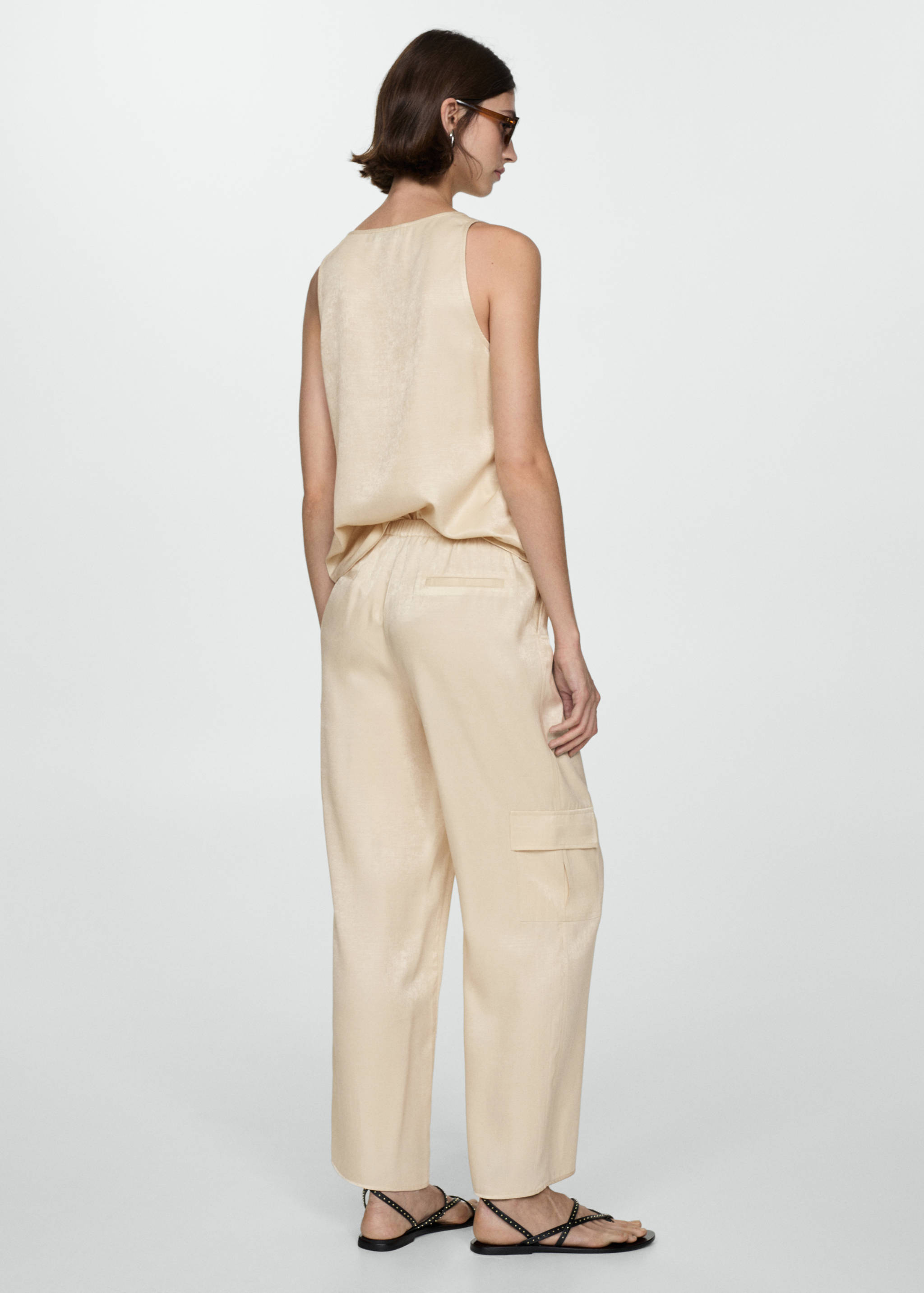 Straight trousers with cargo pockets - Reverse of the article