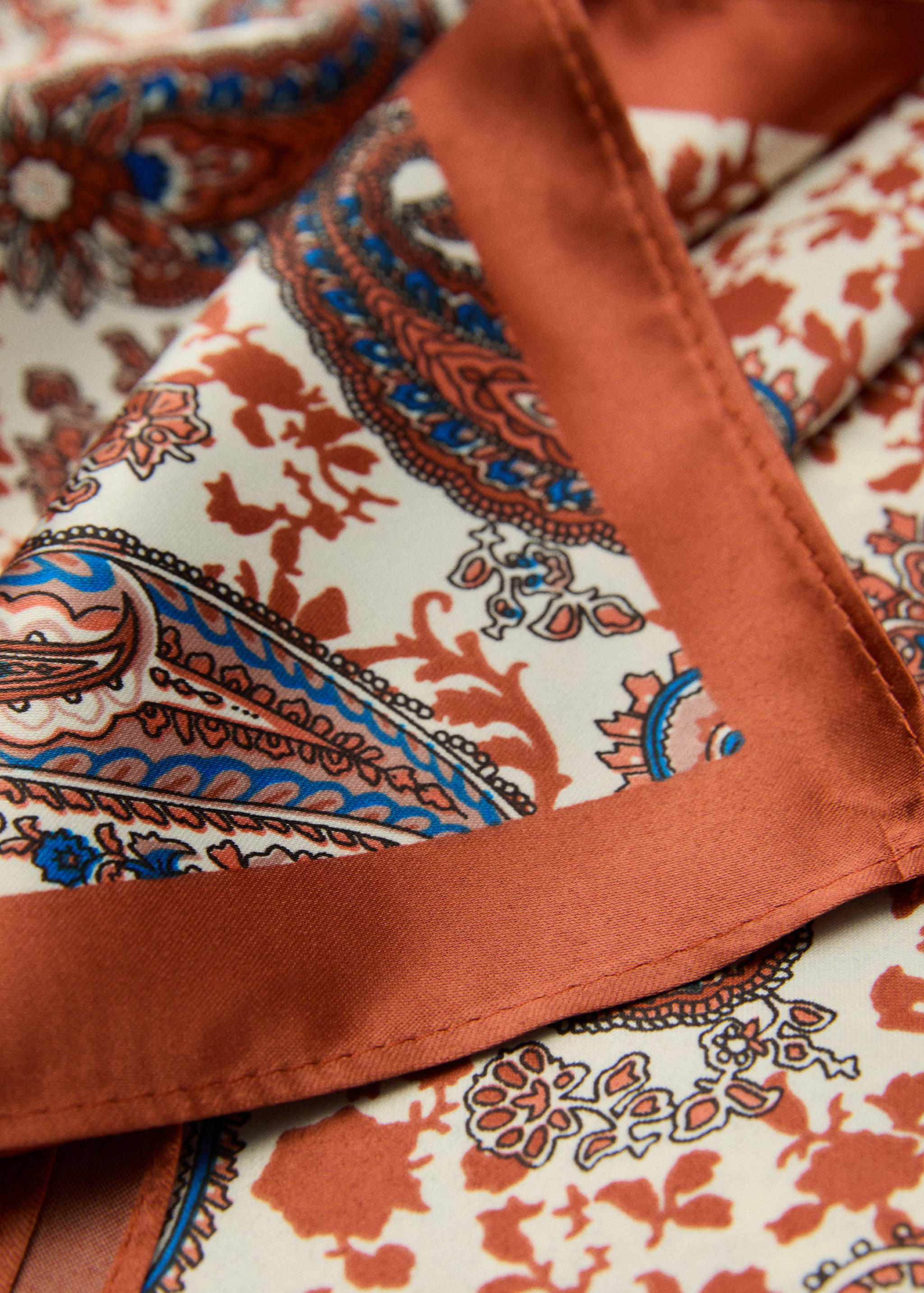 Foulard en imprimé paisley - Plan moyen
