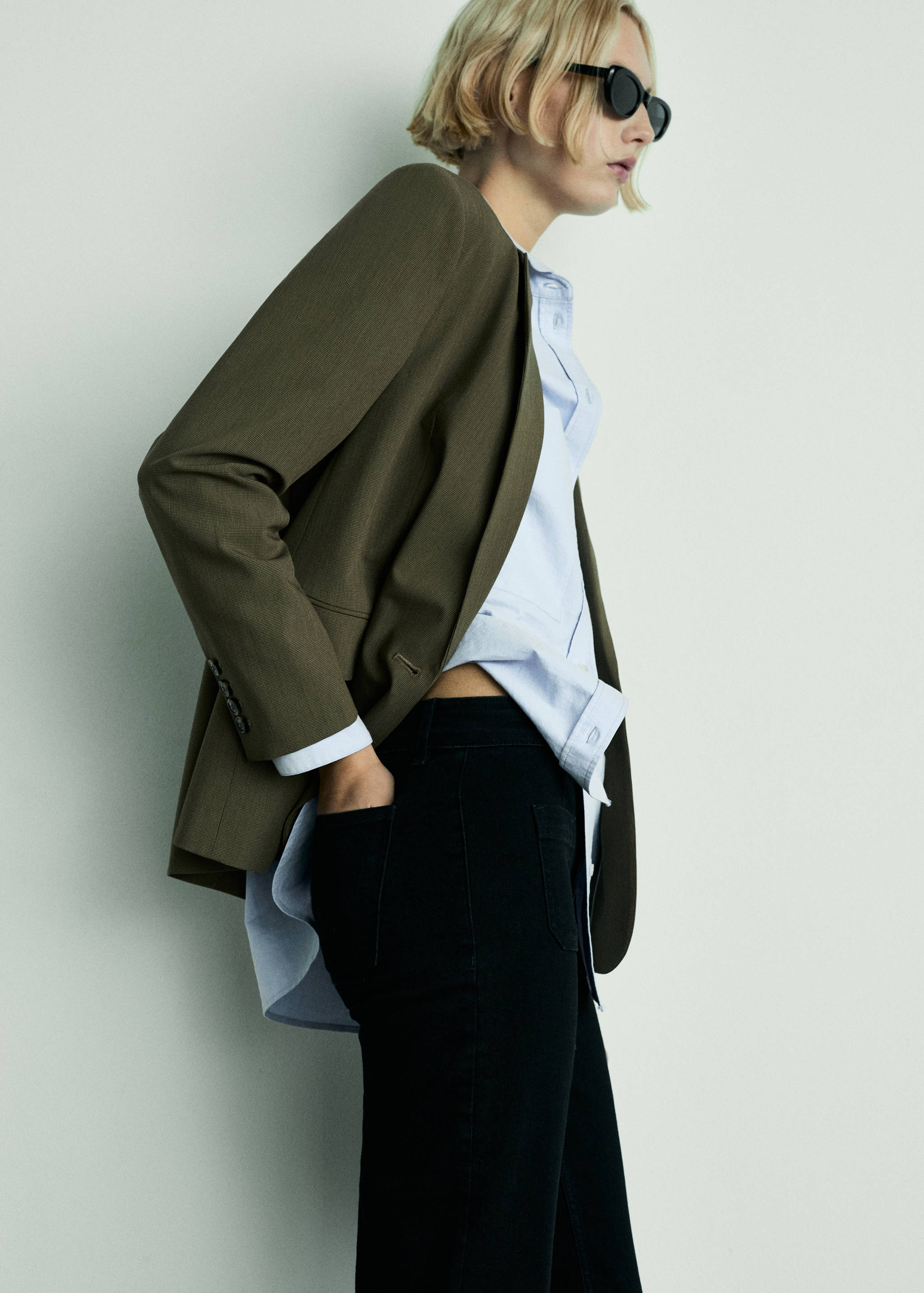 Flared cropped jeans with pockets - Details of the article 1