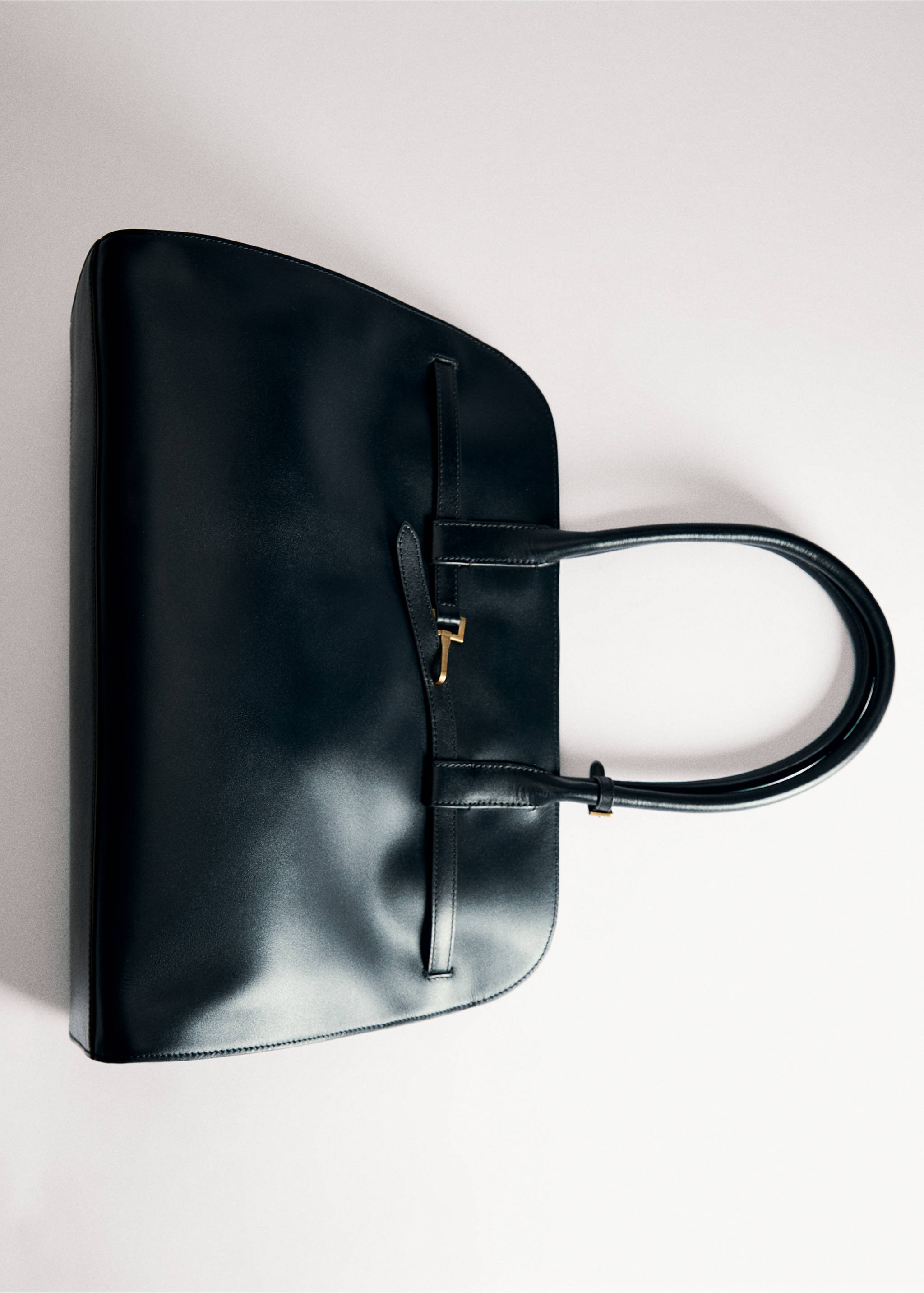Leather shopper bag with buckle - Details of the article 5