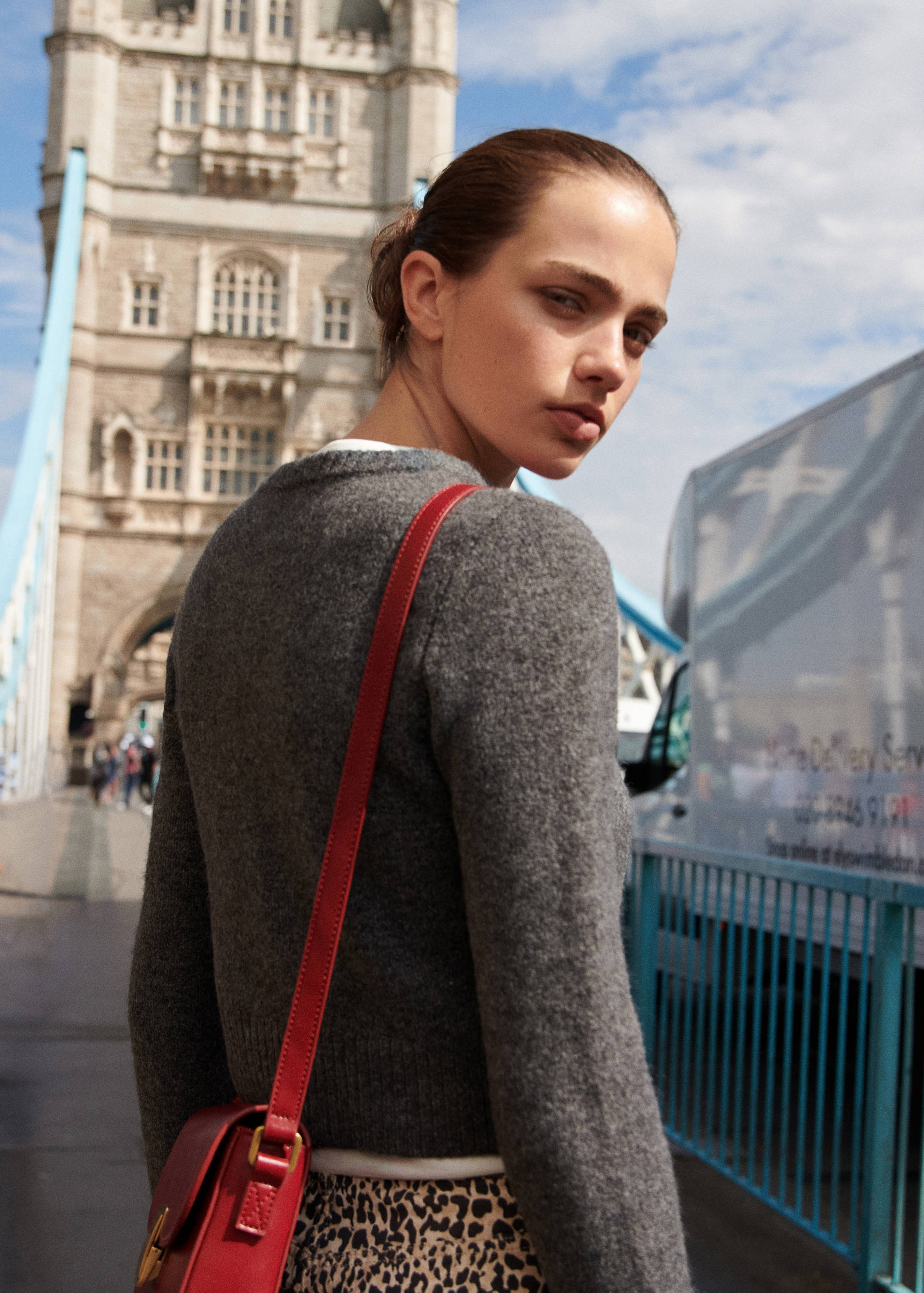 Crossbody bag with metal closure - Details of the article 9