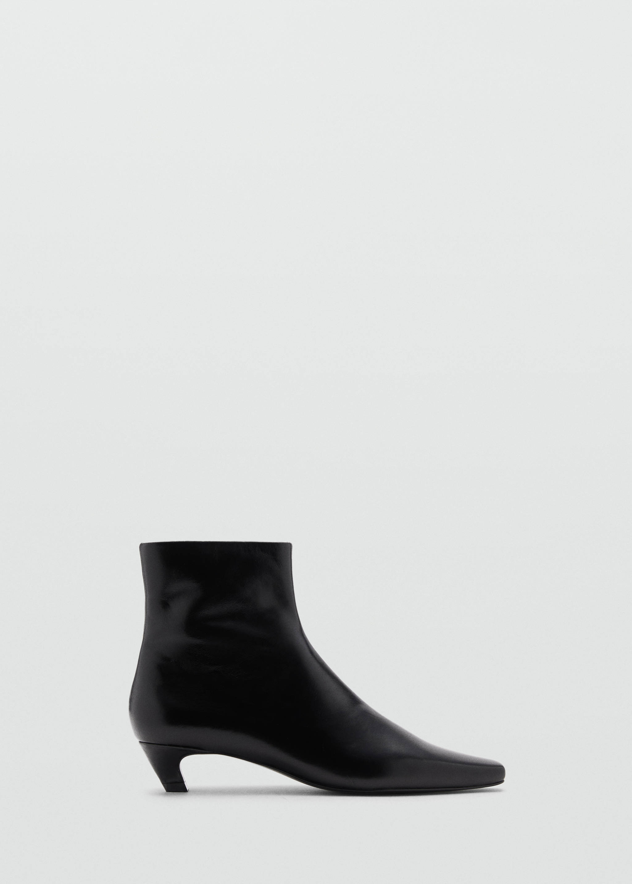 Leather boots with kitten heels - Article without model