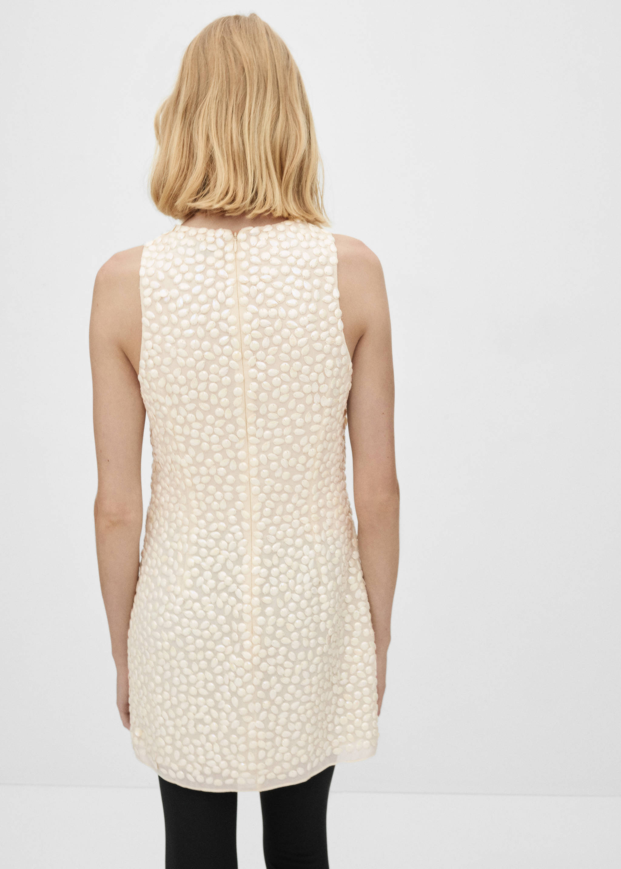 Short beaded dress - Reverse of the article