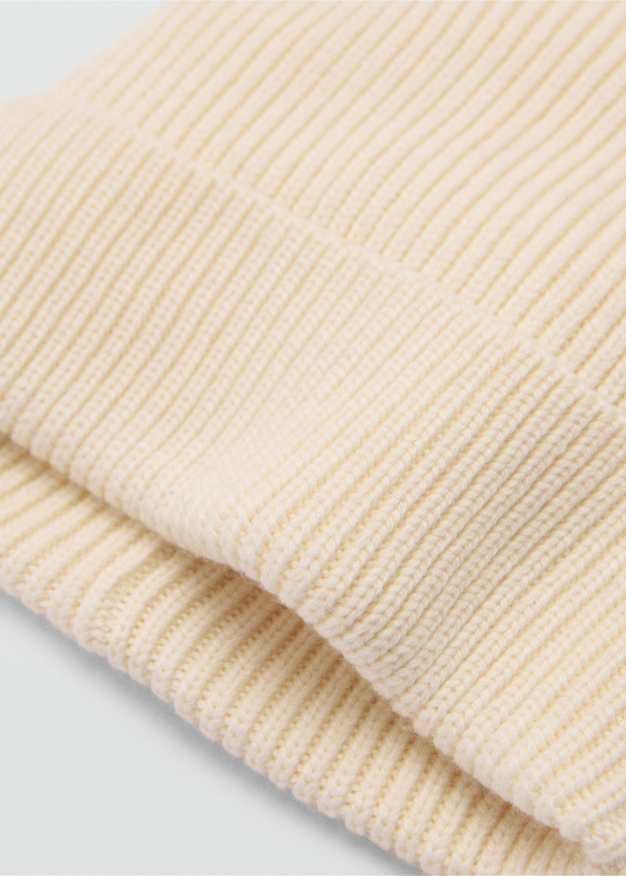 Gorro mezcla lana y cashmere canalé - Plano medio, Blanco roto. Ref: 77037113-00.