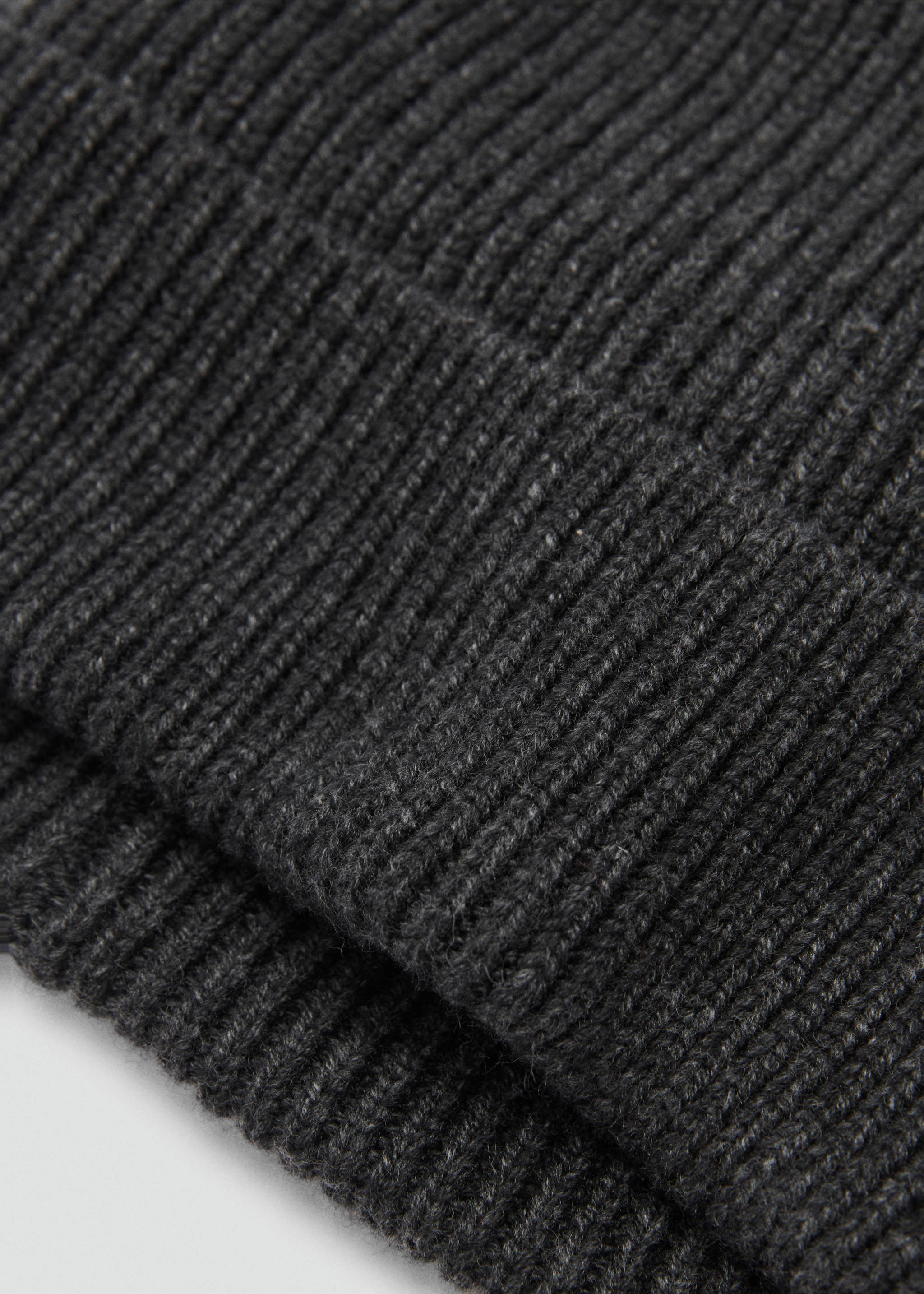 Gorro mezcla lana y cashmere canalé - Plano medio, Gris oscuro vigoré. Ref: 77037113-00.