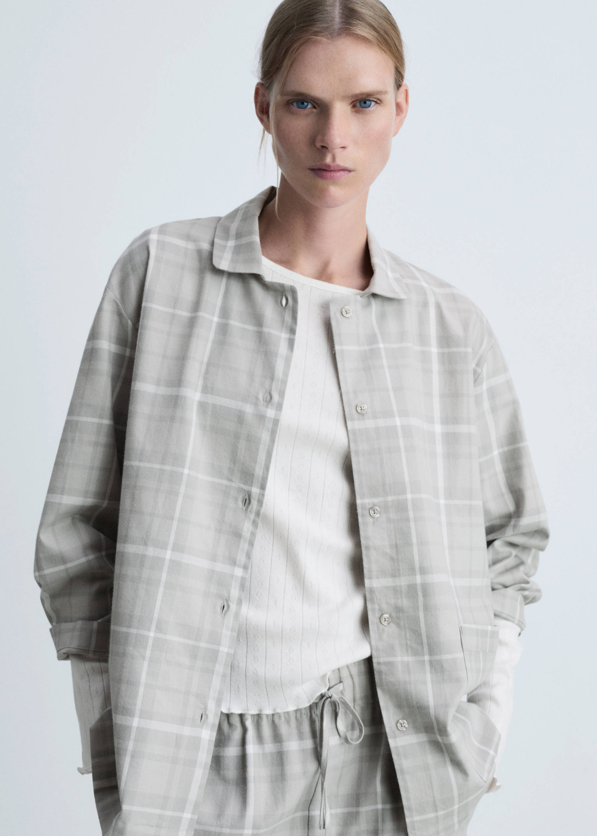 Camisa pijama franela cuadros - Plano medio