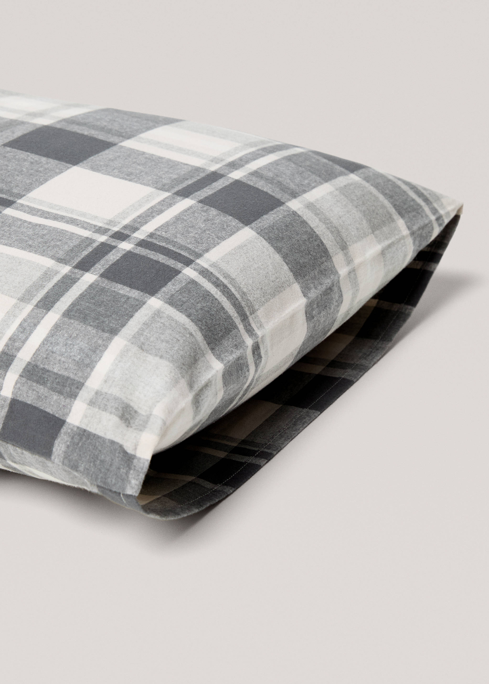 Cotton flannel checkered pillow cover 50x75cm - Details of the article 2