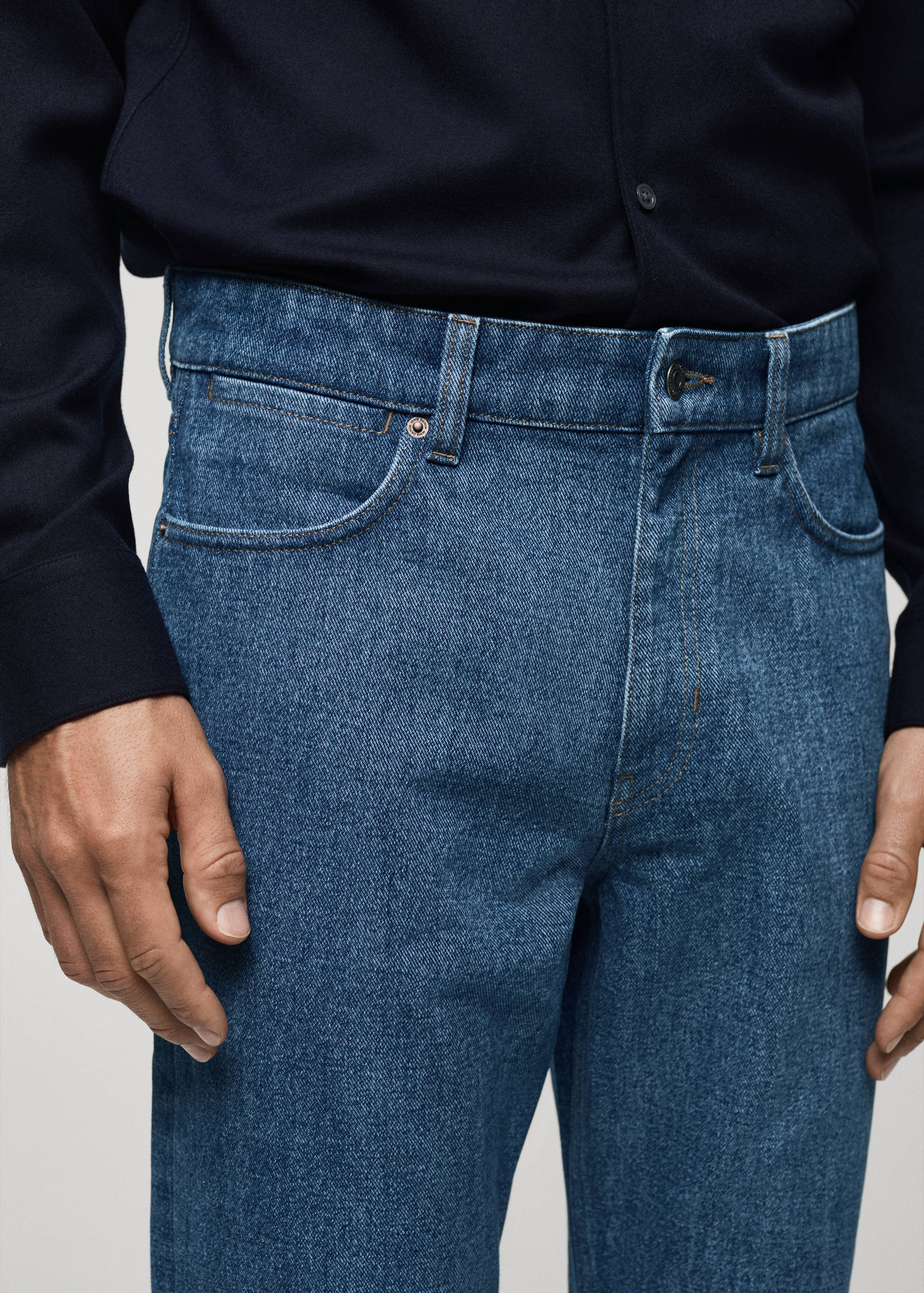 中等水洗修身牛仔裤 - null