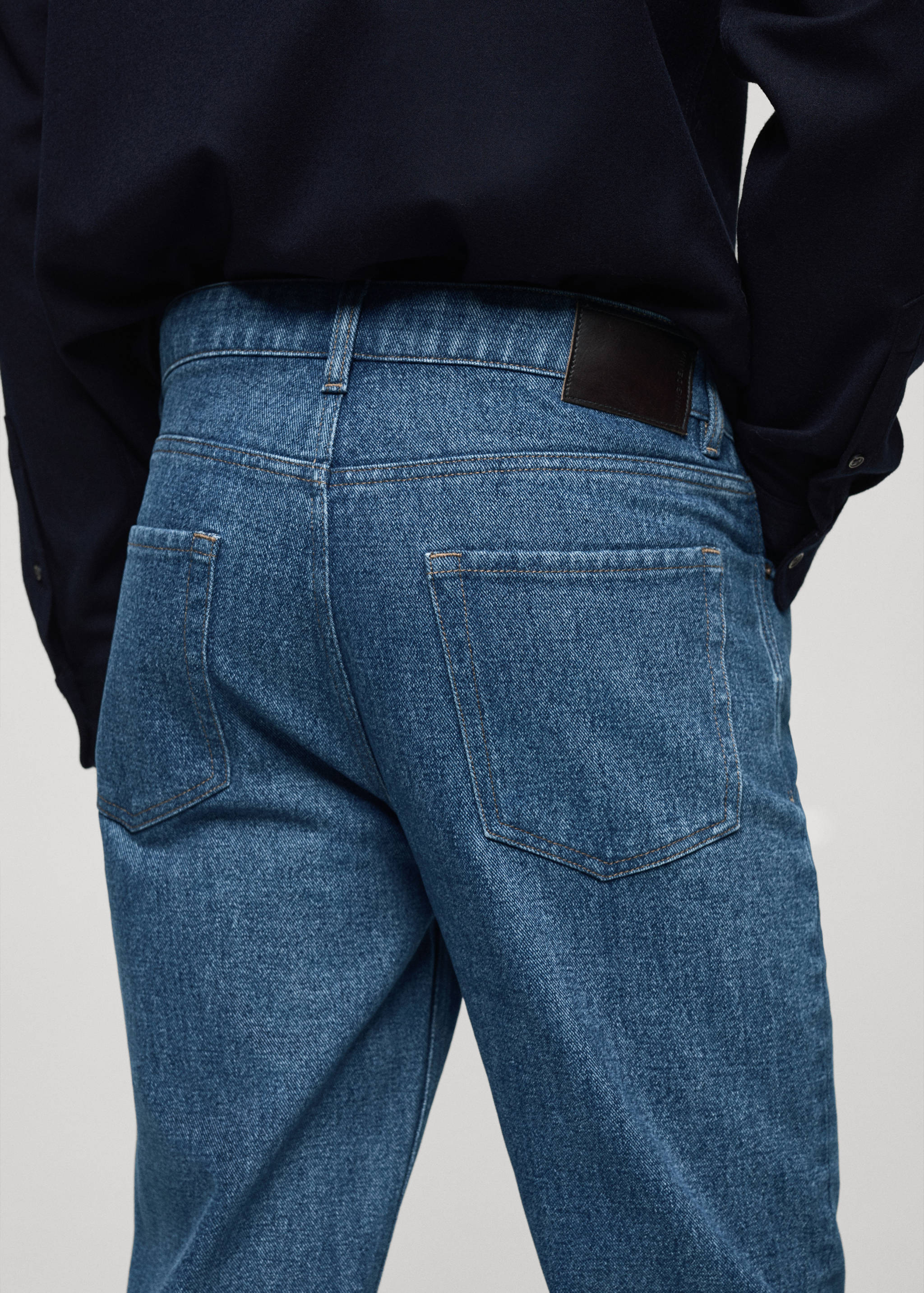 中等水洗修身牛仔裤 - null