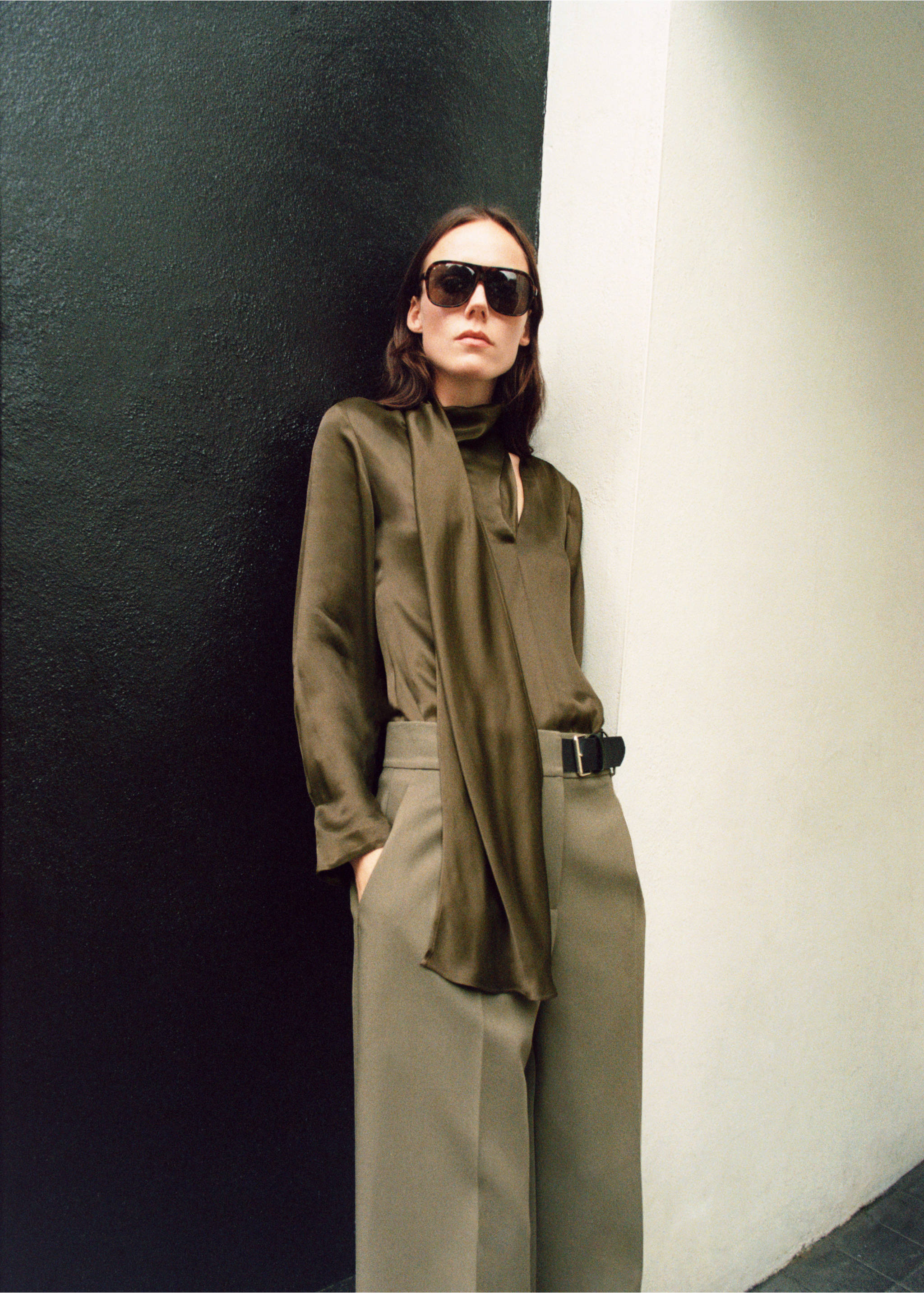 Satin blouse with bow - Details of the article 3, Khaki. Ref: 77037937-00.