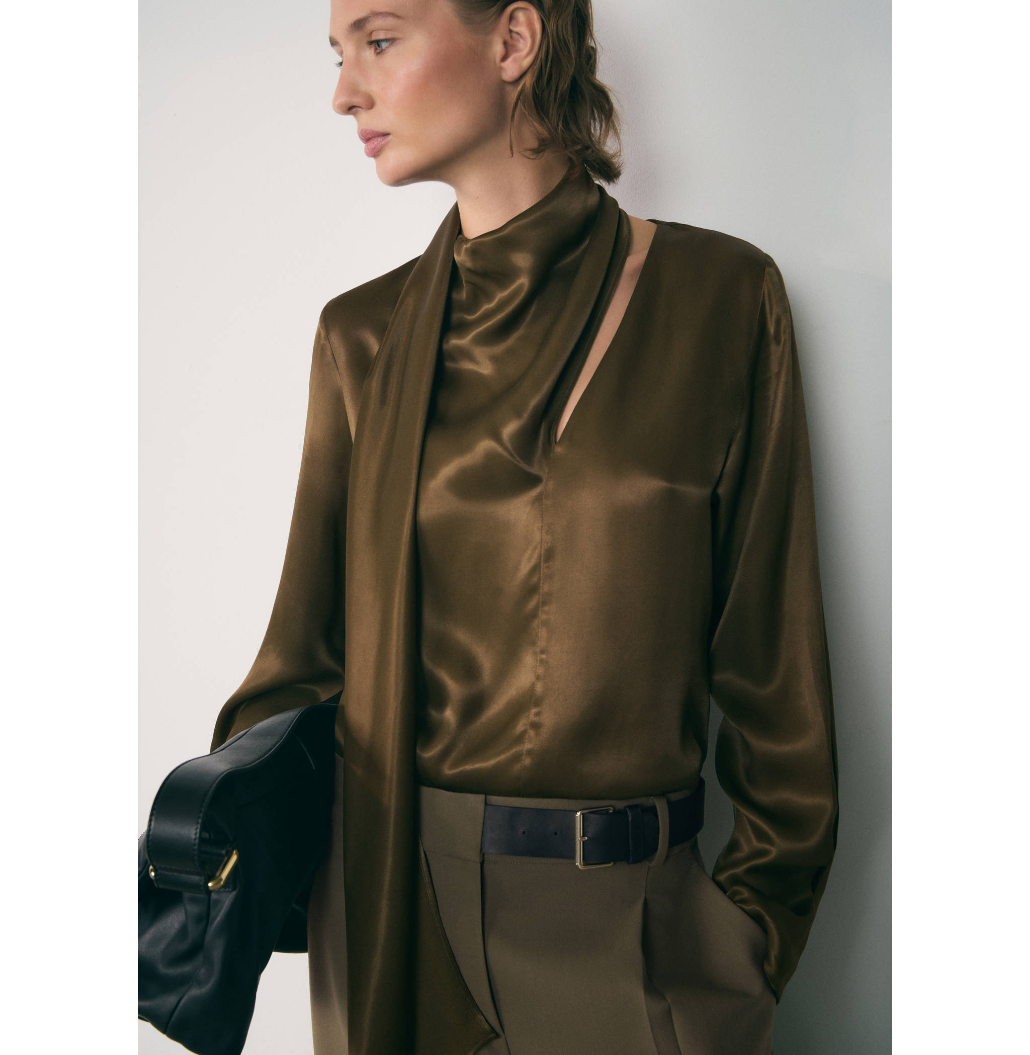 Satin blouse with bow - Medium plane