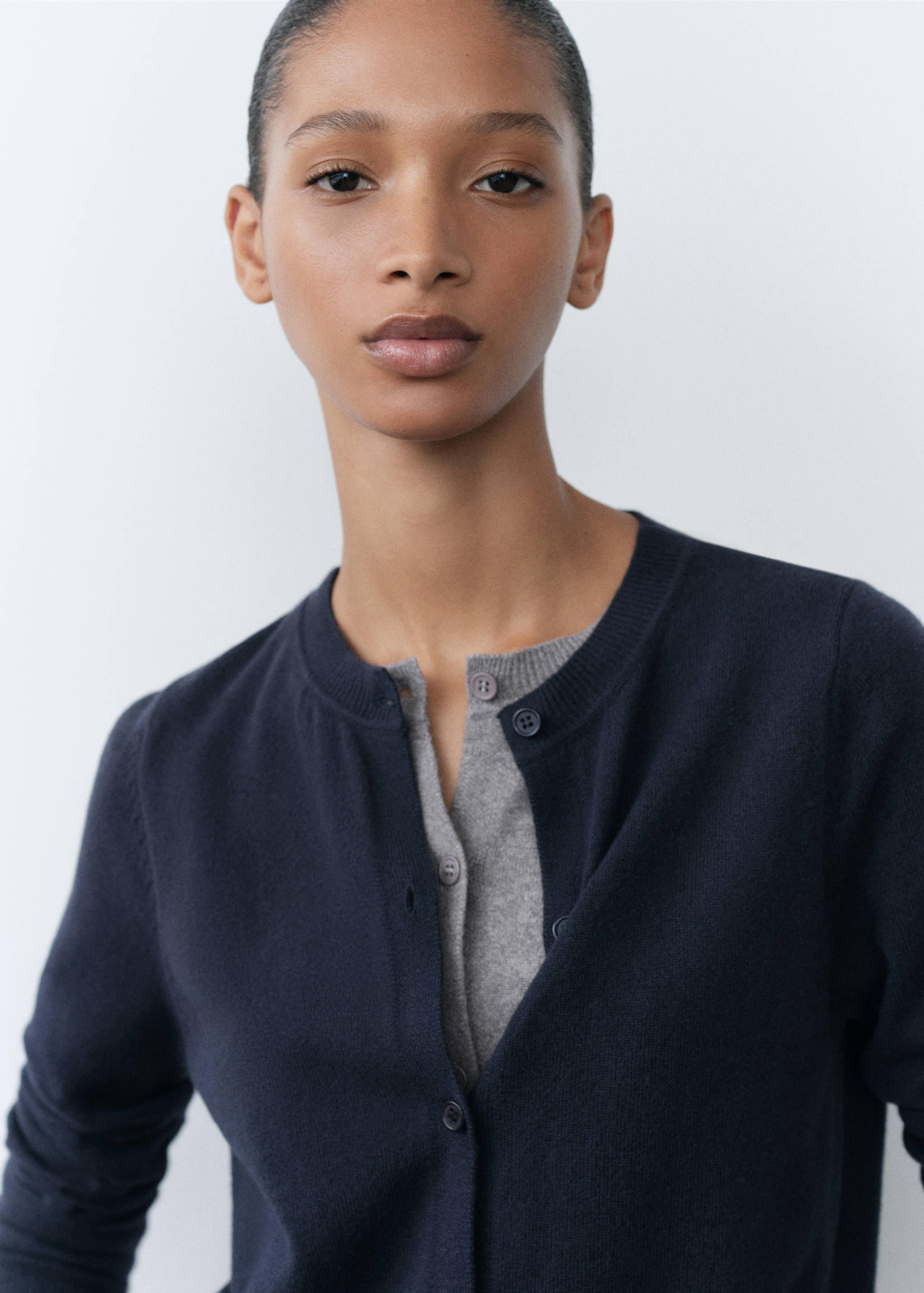 Contrasting buttoned cardigan - Details of the article 1