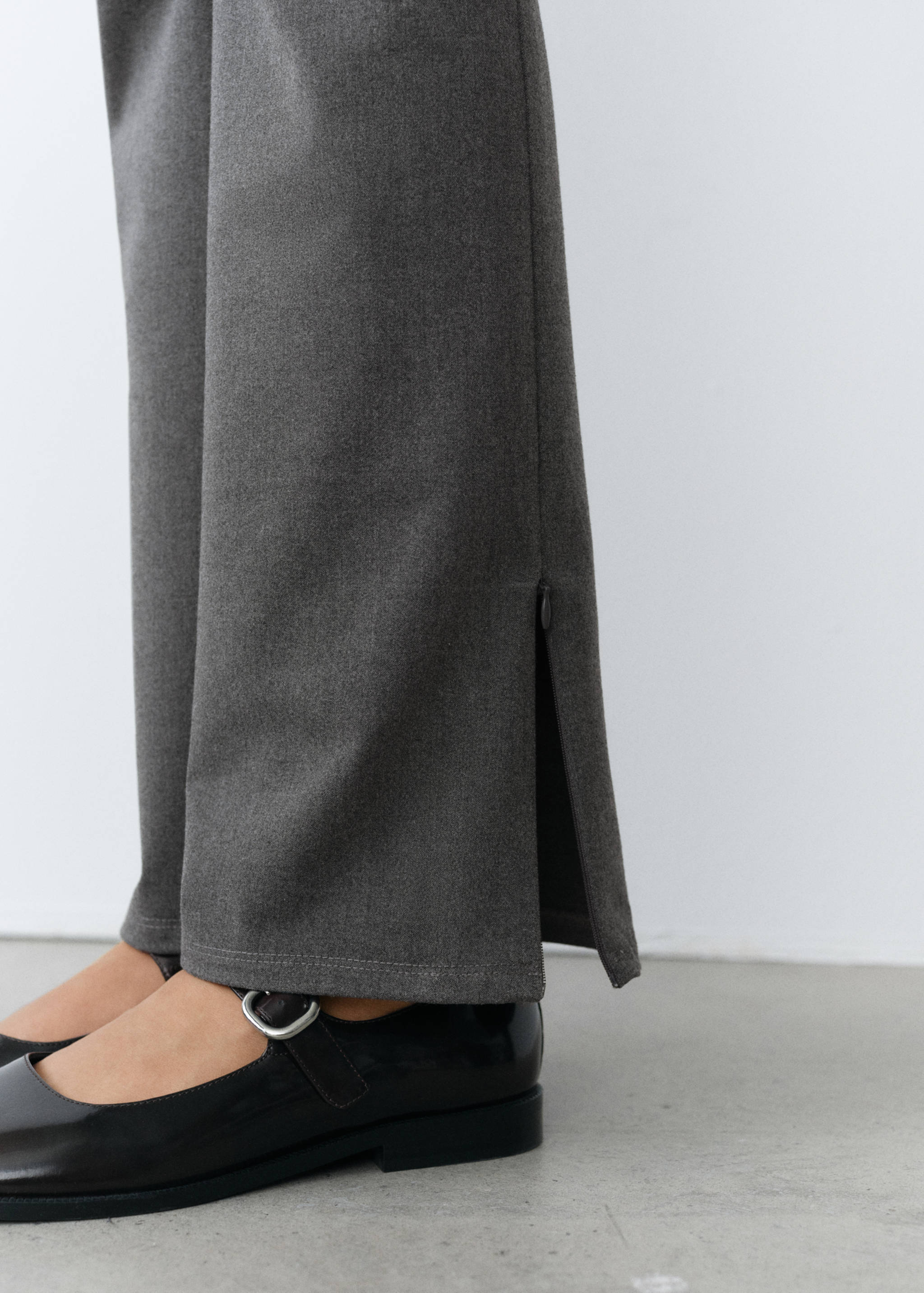Low-rise flared trousers - Details of the article 6