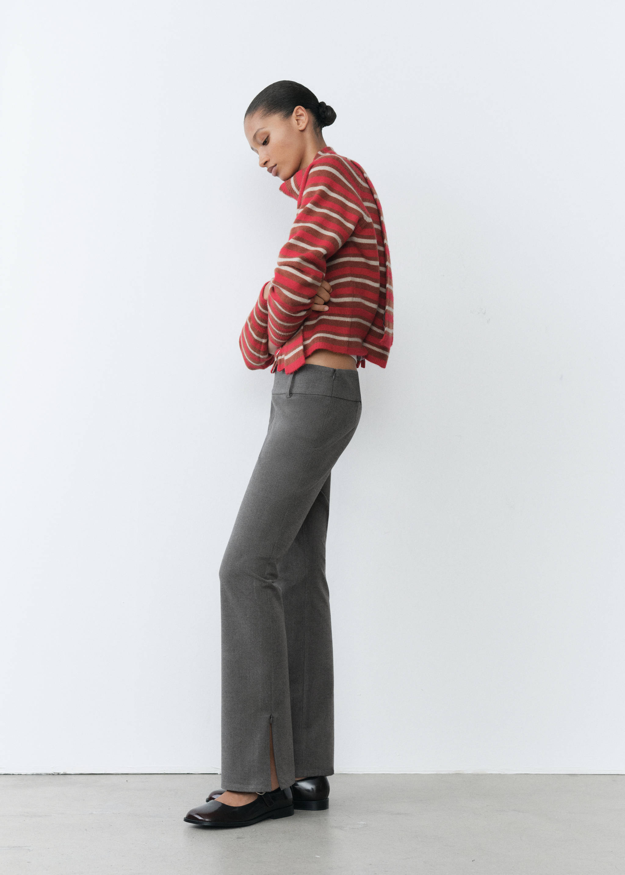 Low-rise flared trousers - Details of the article 2