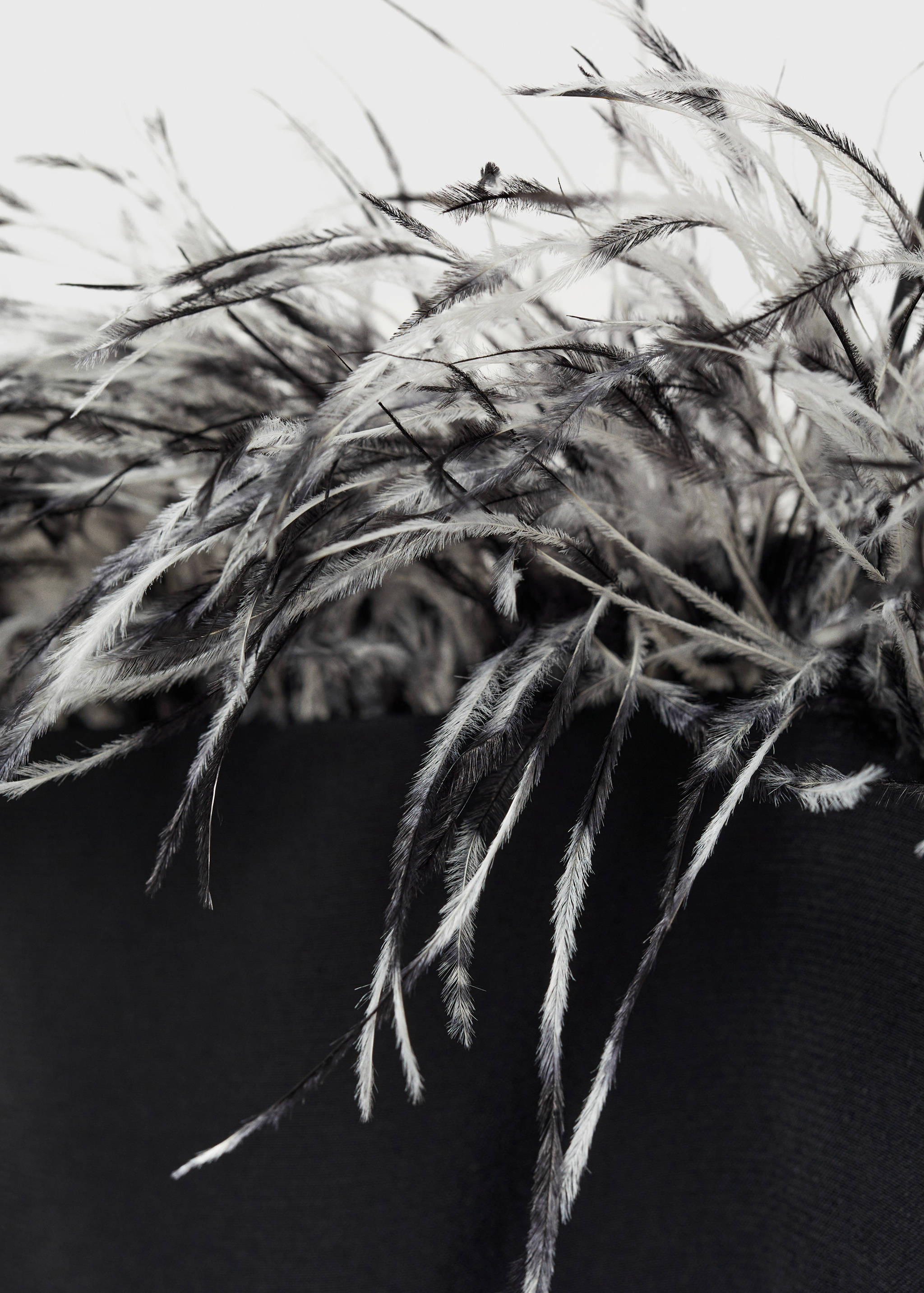 Vestido palabra de honor detalle plumas - Detalle del artículo 8