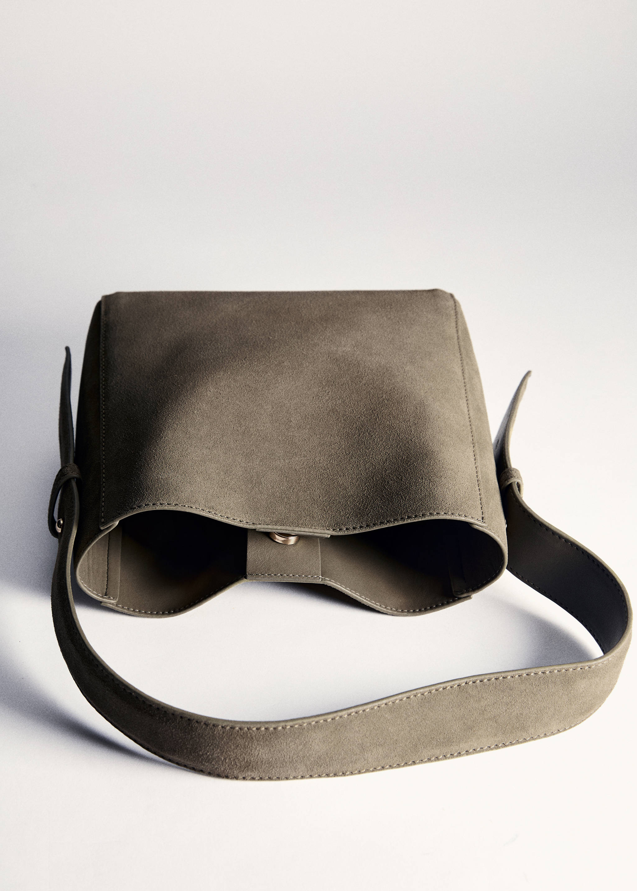Suede shoulder bag - Details of the article 5