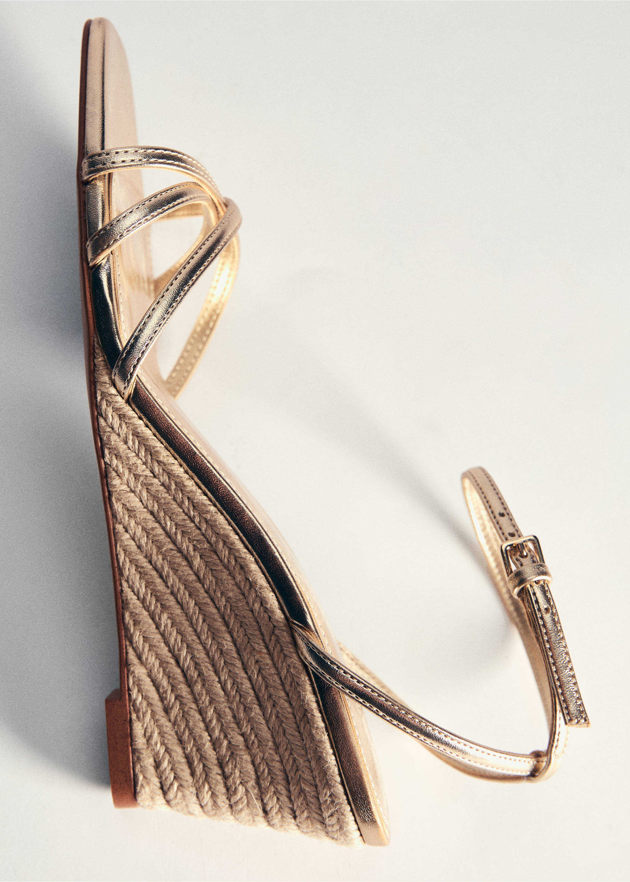 Metallic wedge sandals with straps - Details of the article 5, Gold. Ref: 77040289-00.