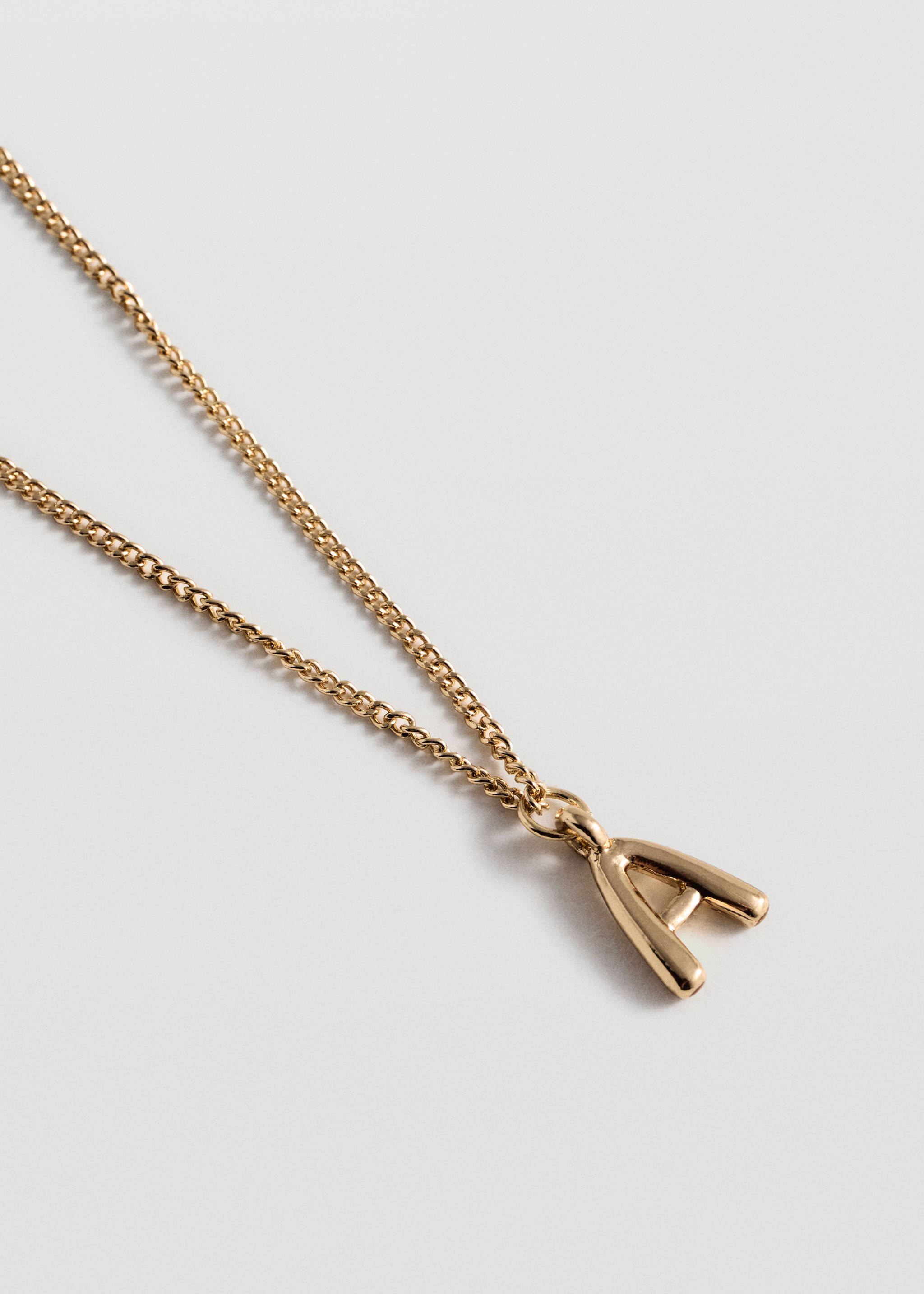 Collier pendentif lettre - Plan moyen